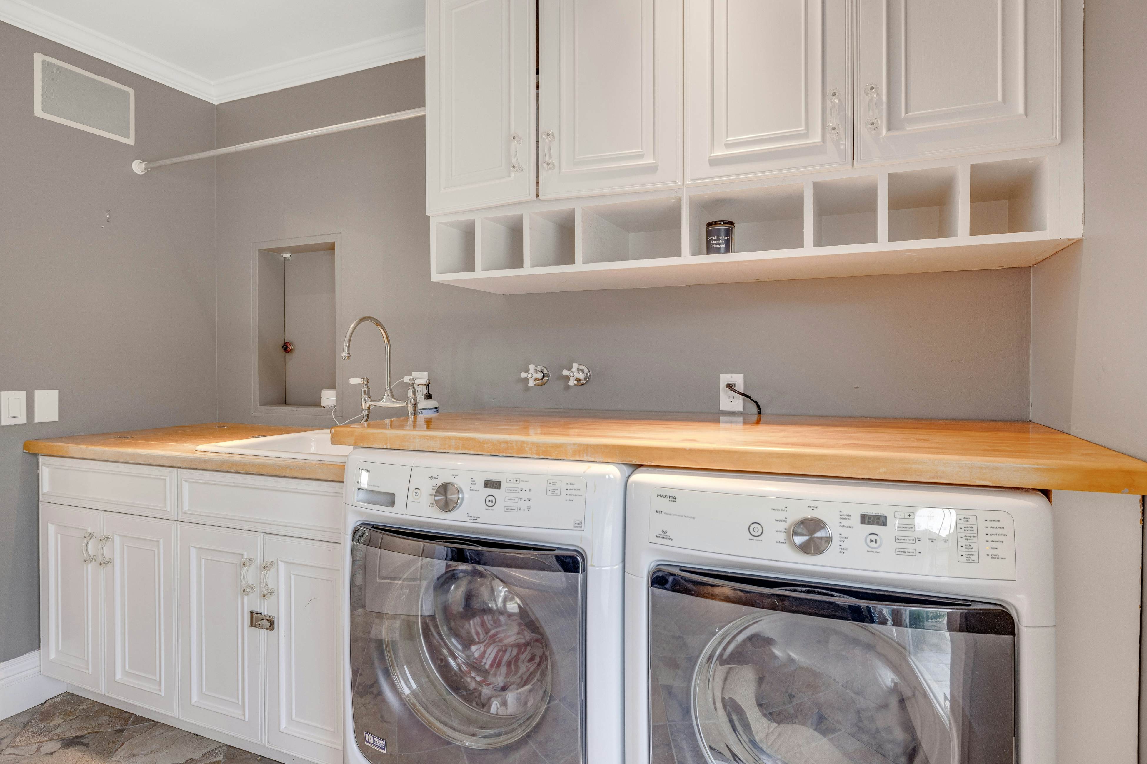 Oceanfront Home: Views, Fireplace & Jetted Tub