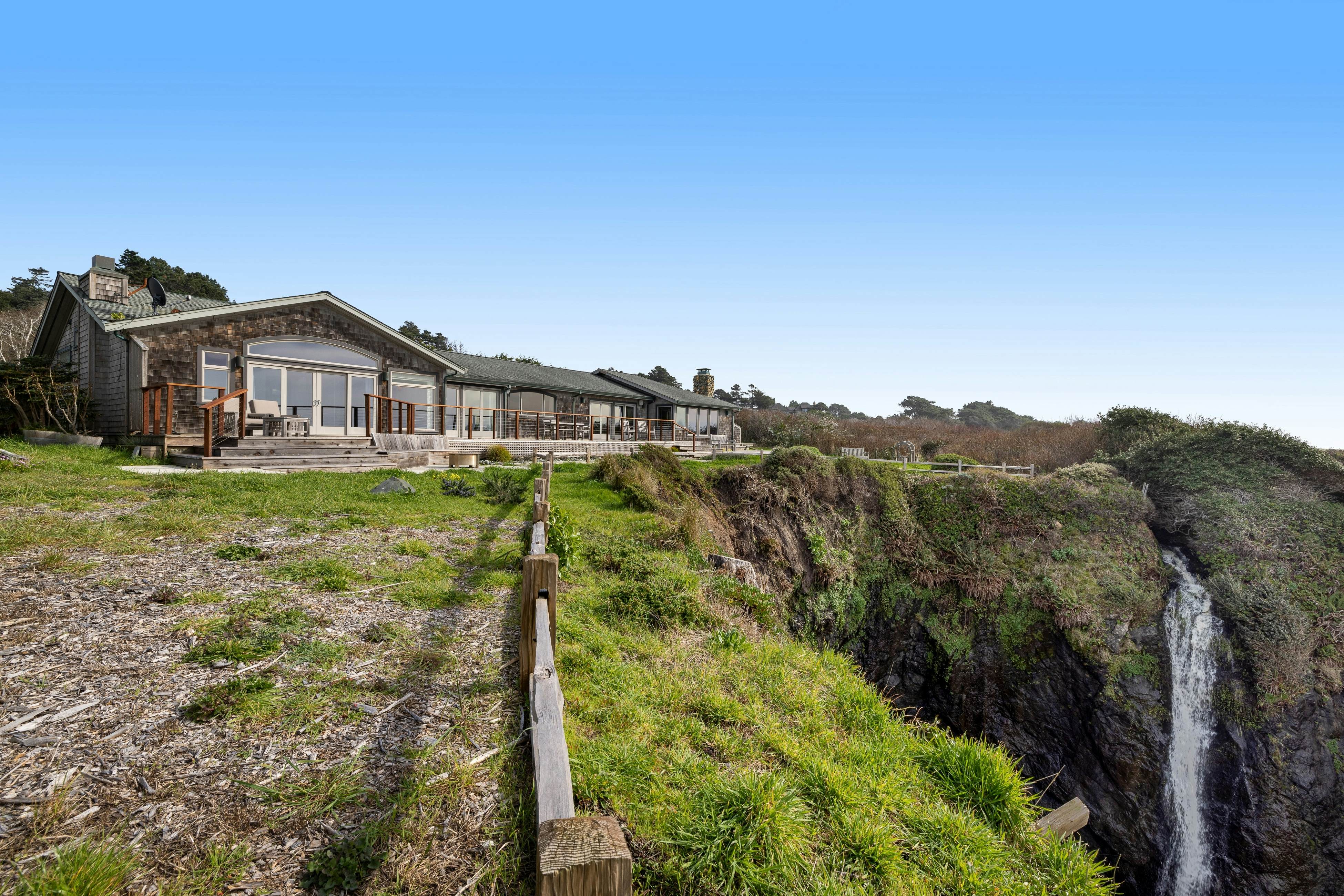 Oceanfront Home: Views, Fireplace & Jetted Tub