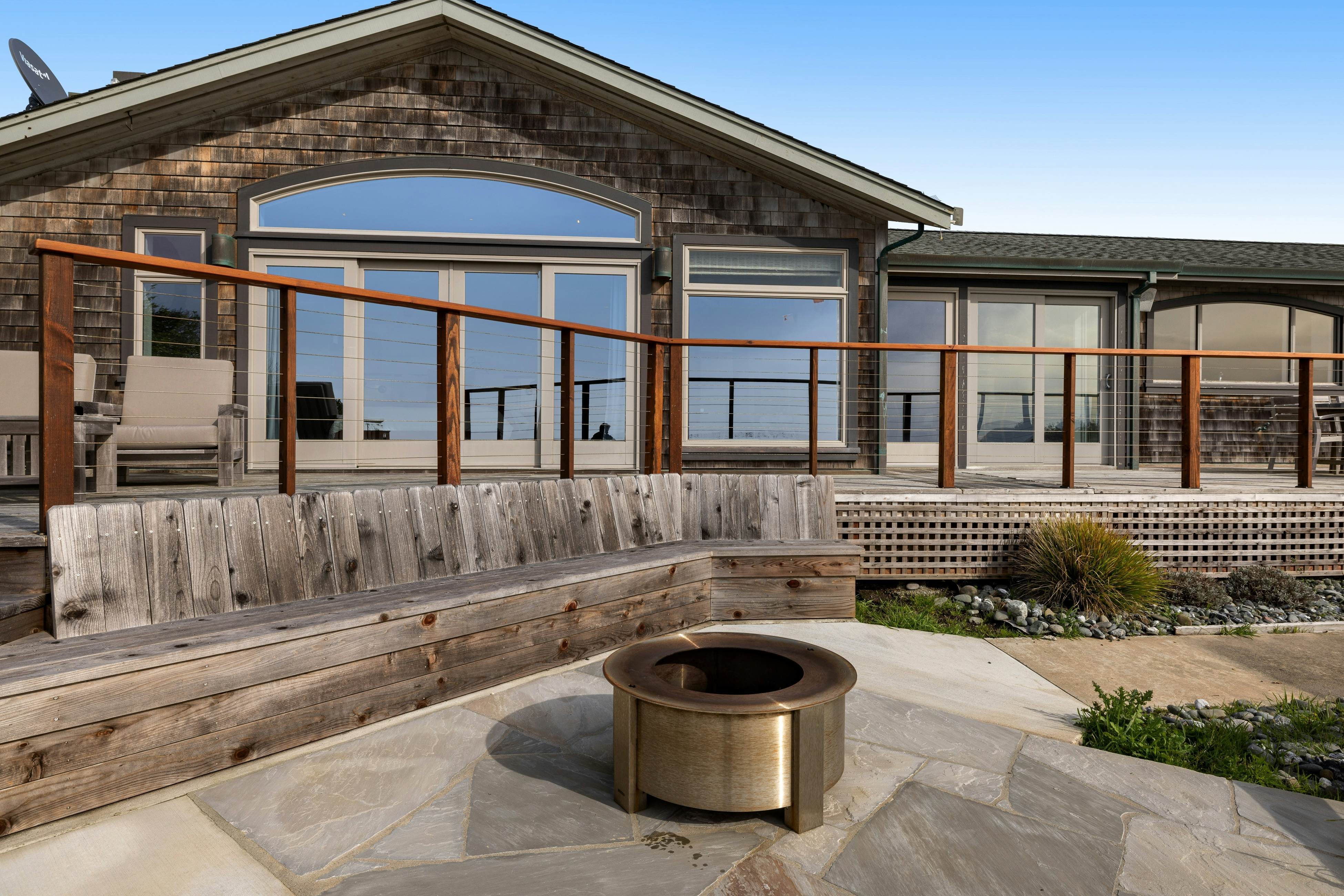 Oceanfront Home: Views, Fireplace & Jetted Tub