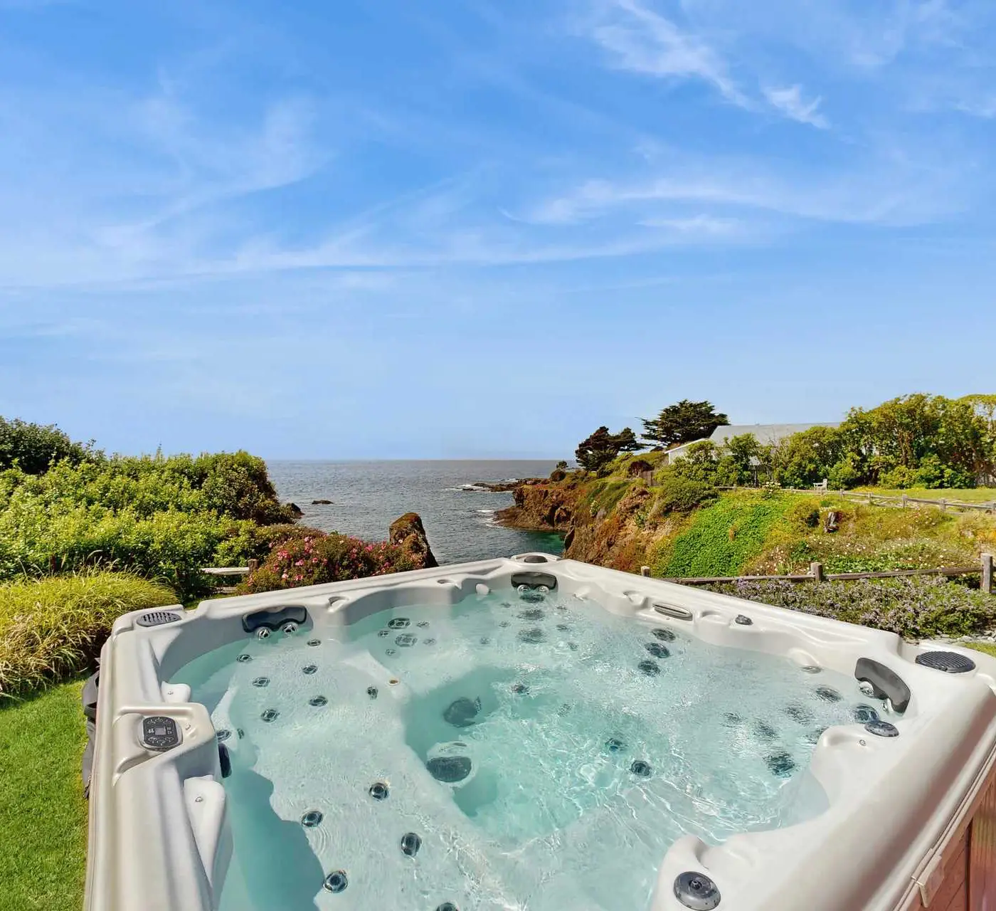 Luxe Remodeled Oceanfront Home on the Bluff