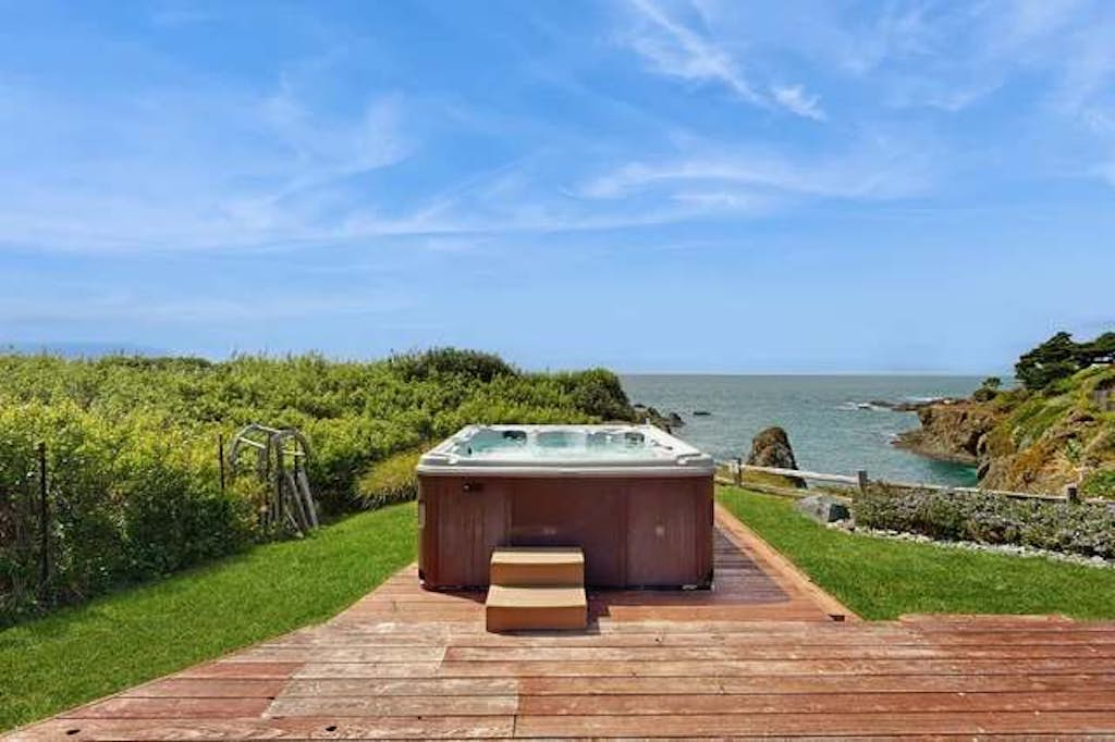 Luxe Remodeled Oceanfront Home on the Bluff