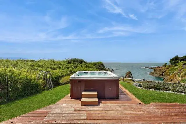 Luxe Remodeled Oceanfront Home on the Bluff
