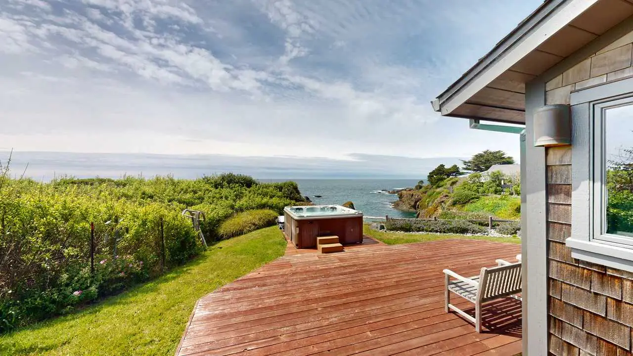 Luxe Remodeled Oceanfront Home on the Bluff