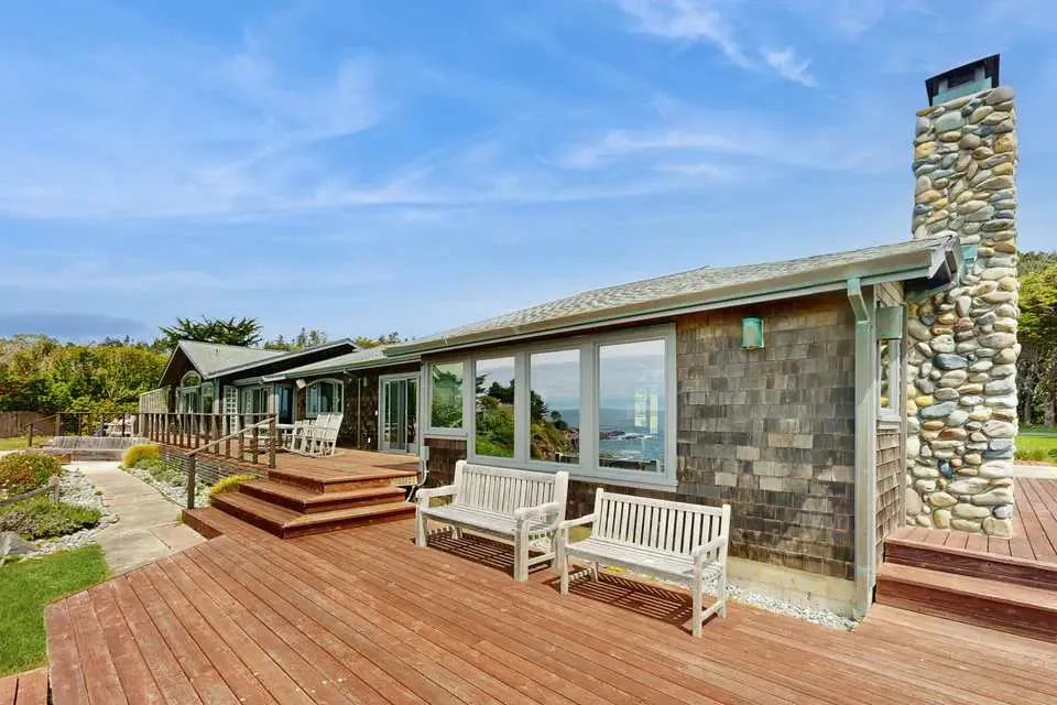 Luxe Remodeled Oceanfront Home on the Bluff