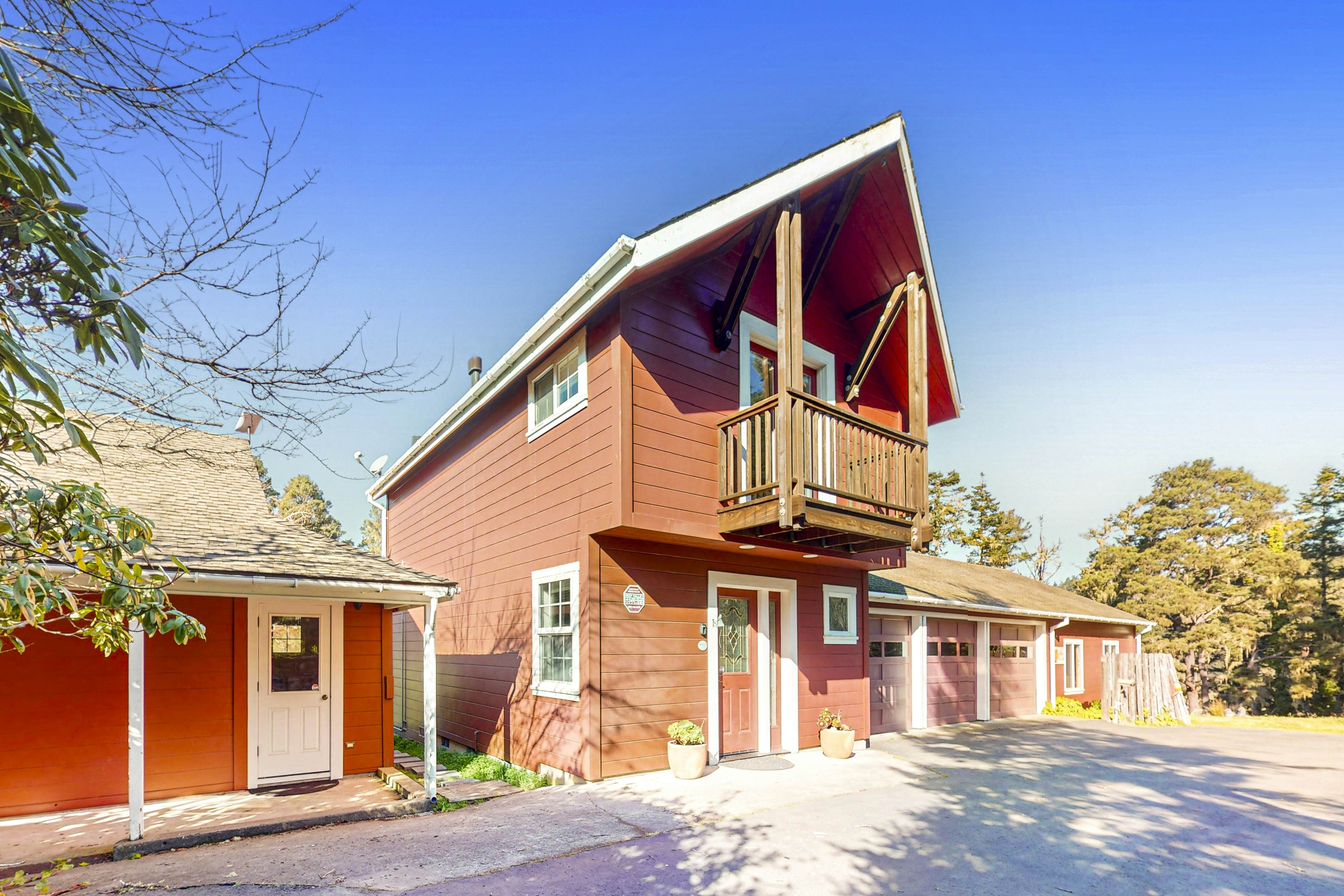 Mendocino Retreat: Hot Tub & 2 Kitchens