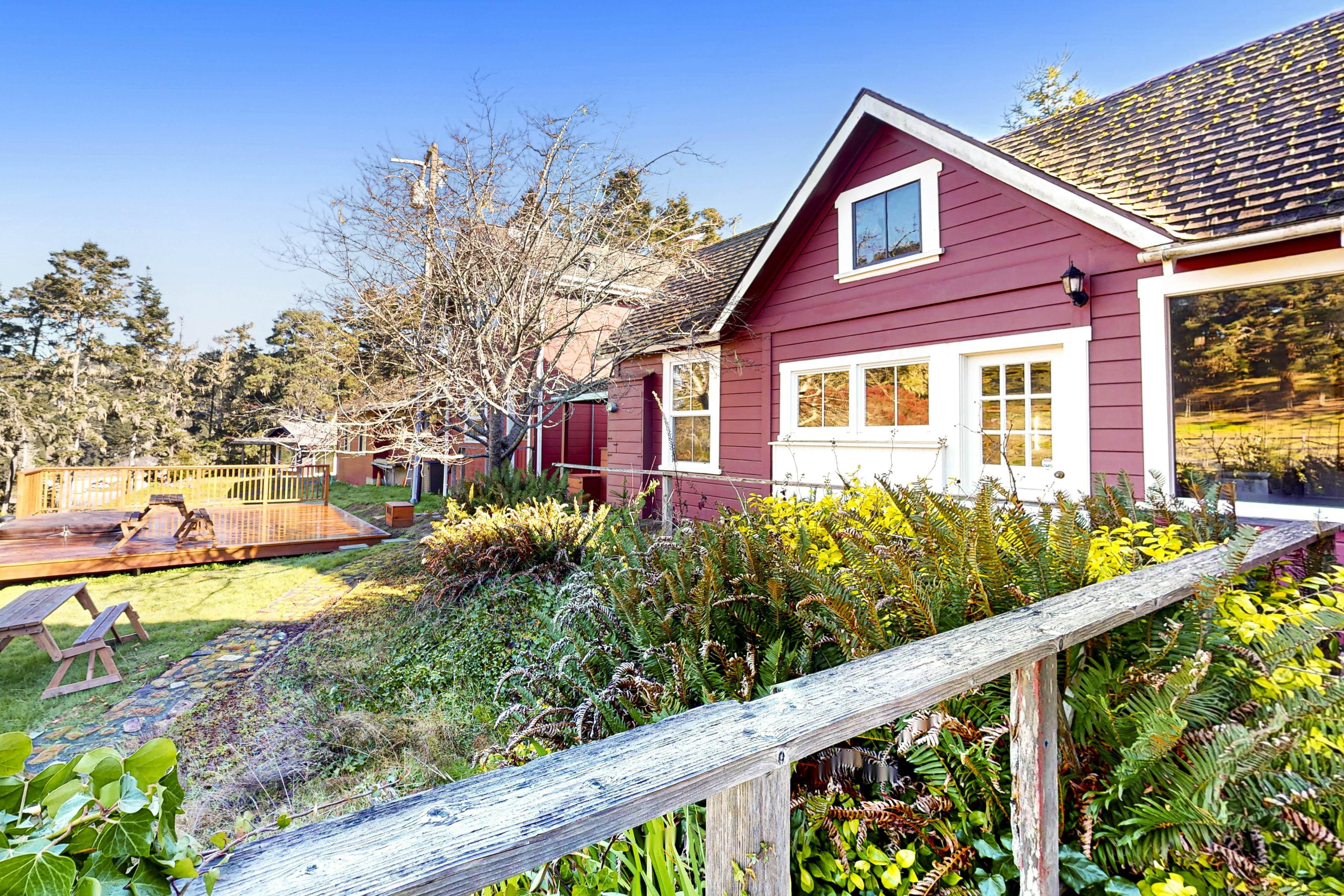 Mendocino Retreat: Hot Tub & 2 Kitchens