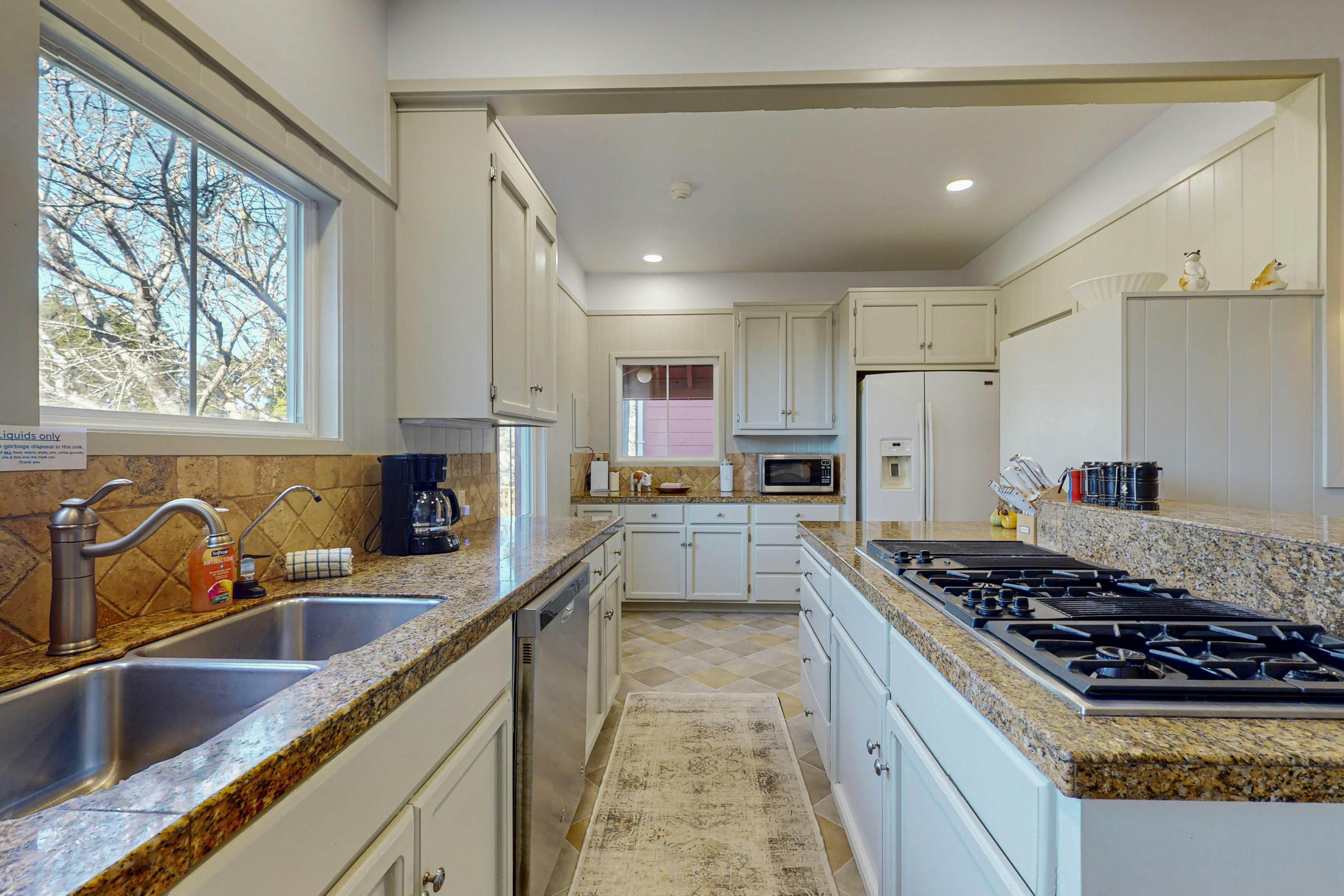 Mendocino Retreat: Hot Tub & 2 Kitchens