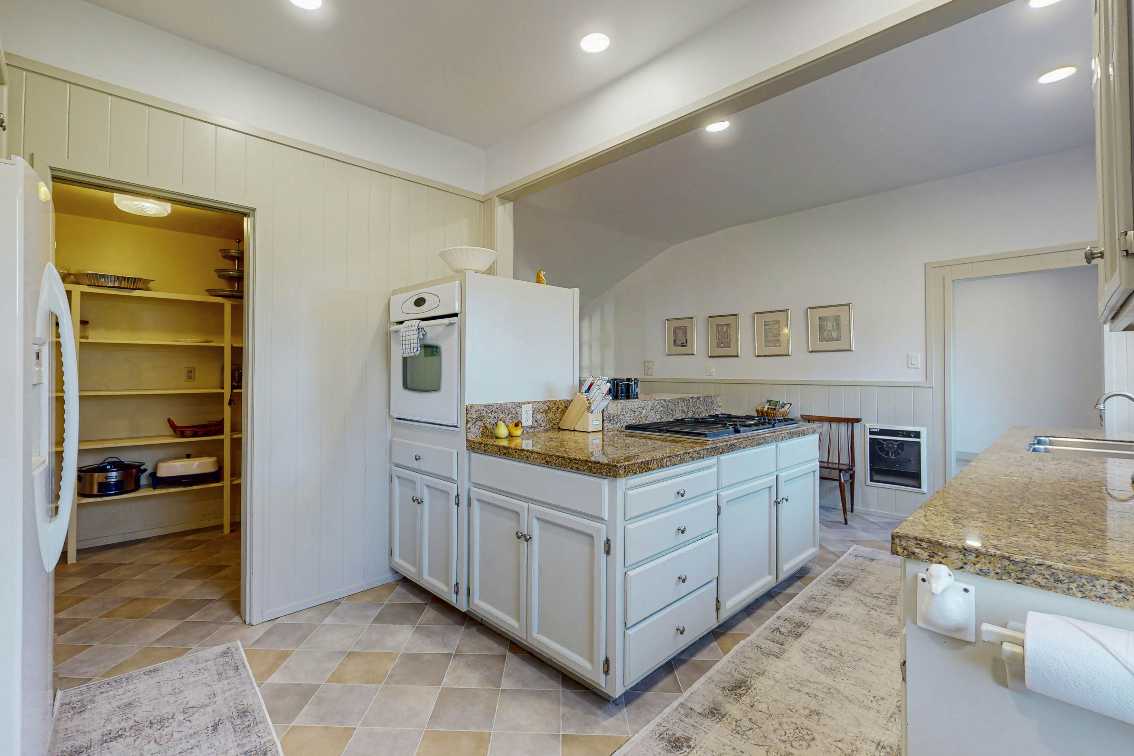 Mendocino Retreat: Hot Tub & 2 Kitchens