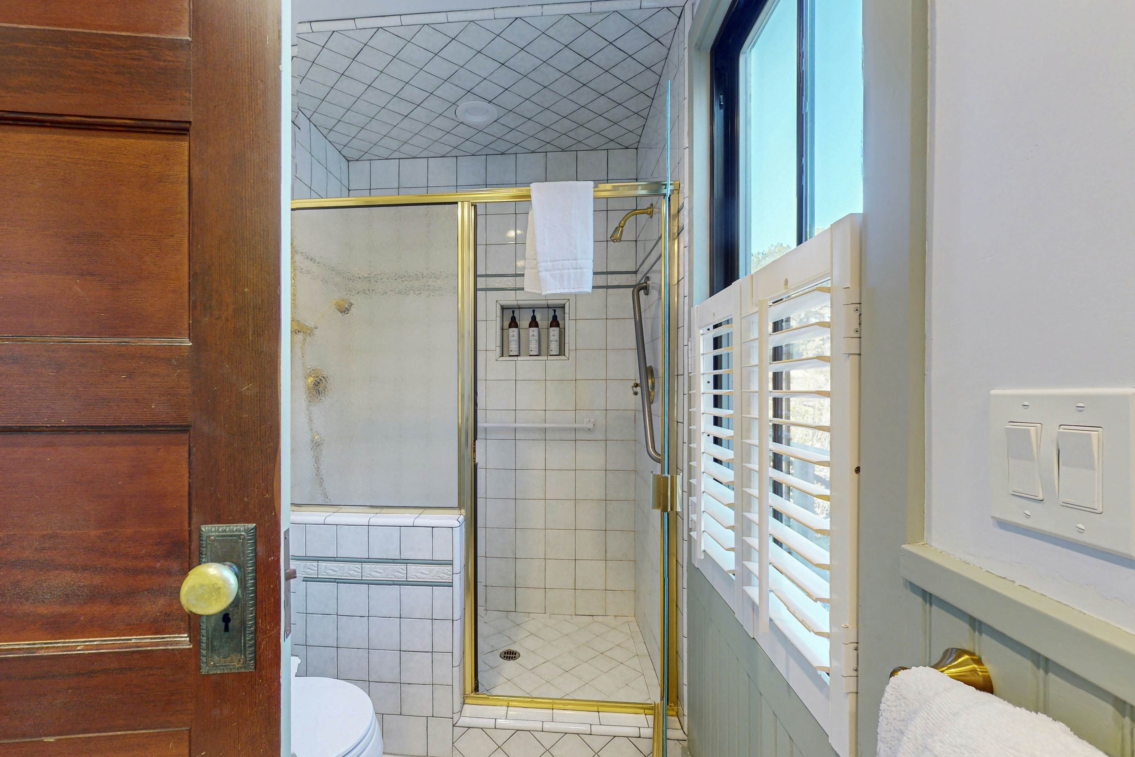 Mendocino Retreat: Hot Tub & 2 Kitchens