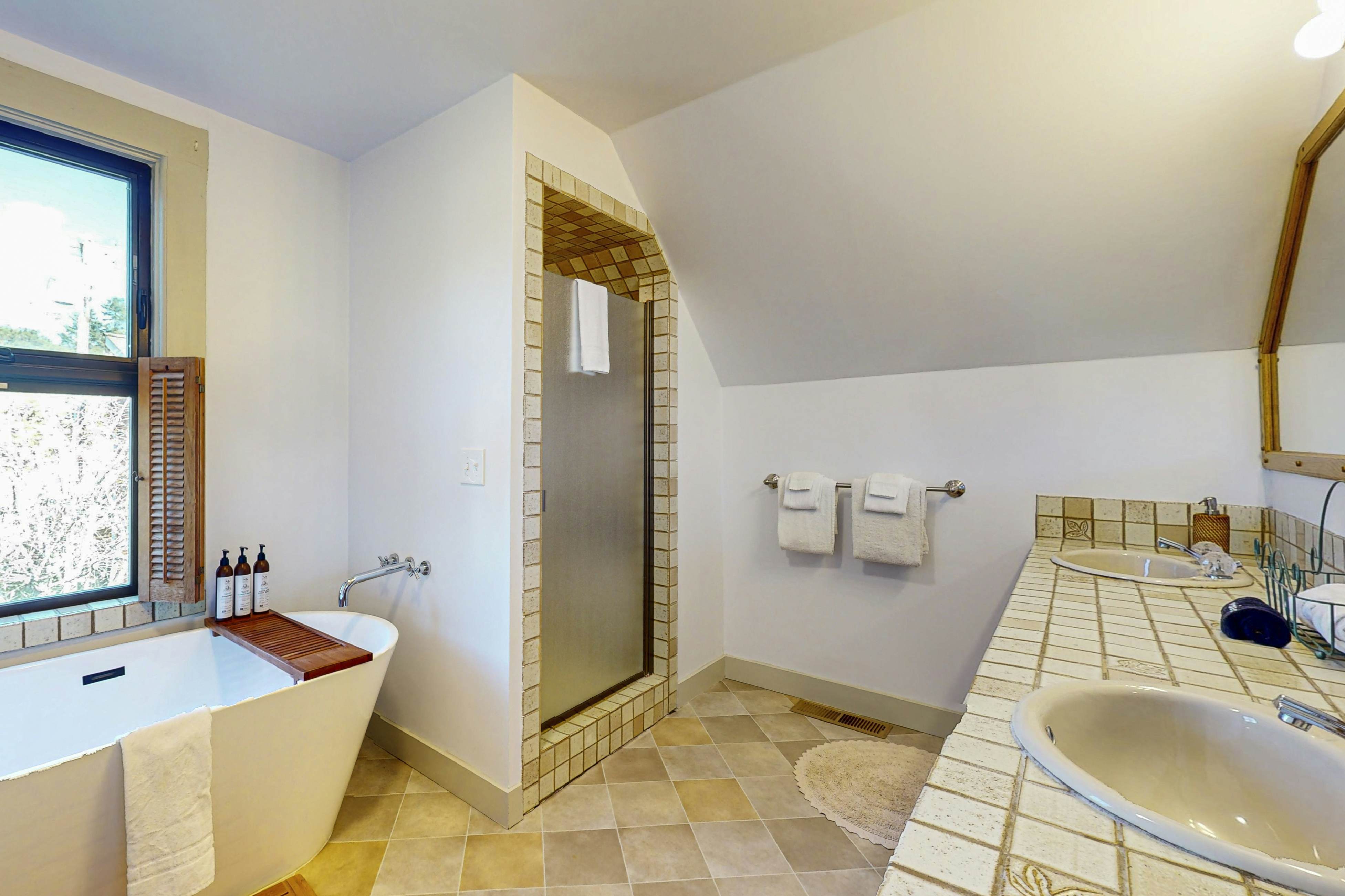 Mendocino Retreat: Hot Tub & 2 Kitchens