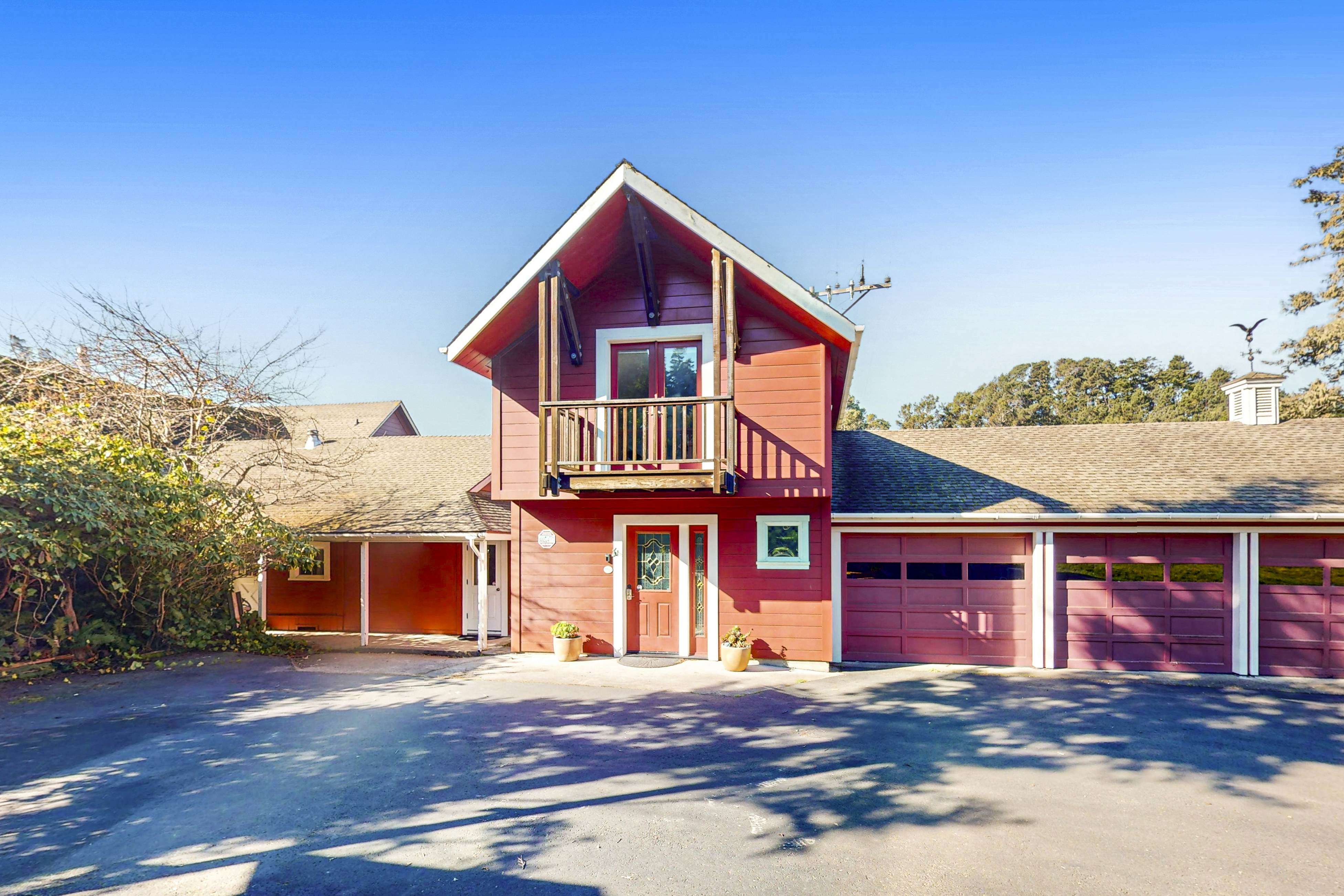 Mendocino Retreat: Hot Tub & 2 Kitchens