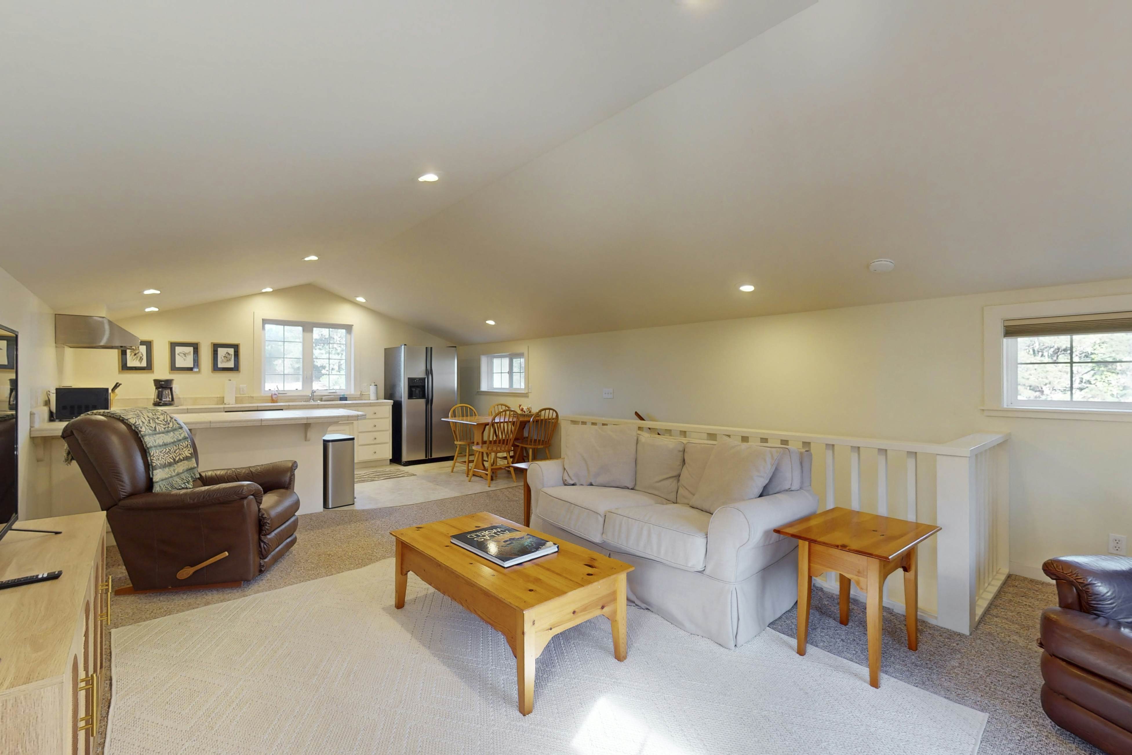 Mendocino Retreat: Hot Tub & 2 Kitchens