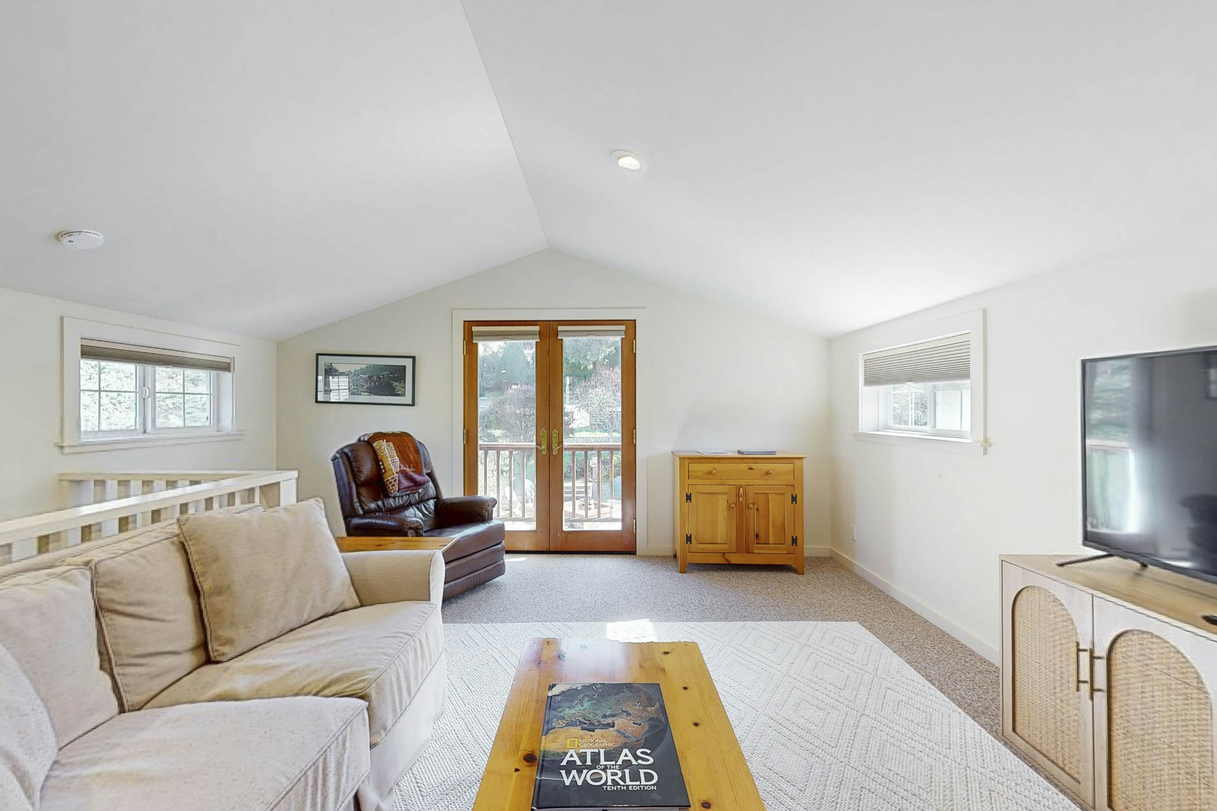 Mendocino Retreat: Hot Tub & 2 Kitchens