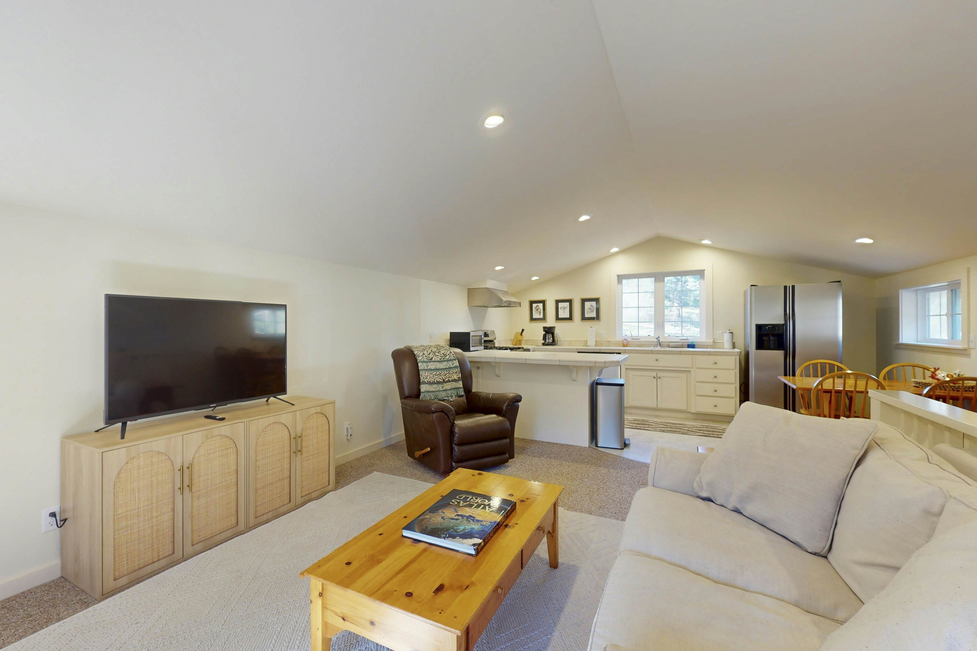 Mendocino Retreat: Hot Tub & 2 Kitchens