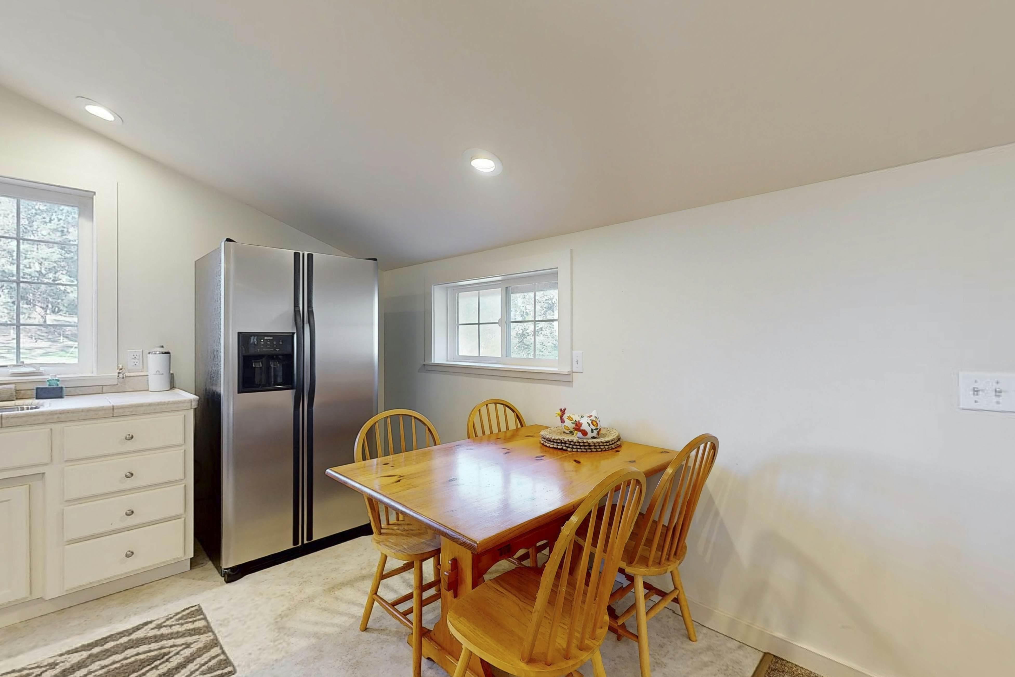 Mendocino Retreat: Hot Tub & 2 Kitchens