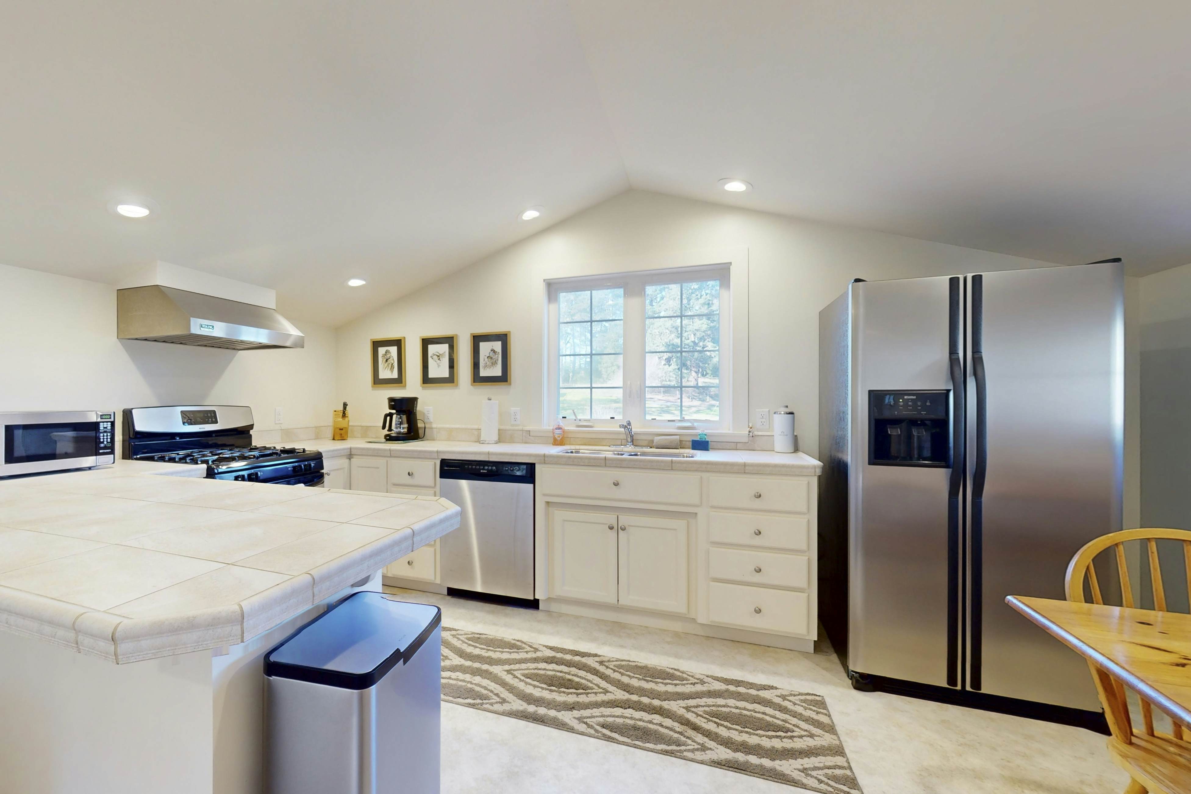 Mendocino Retreat: Hot Tub & 2 Kitchens