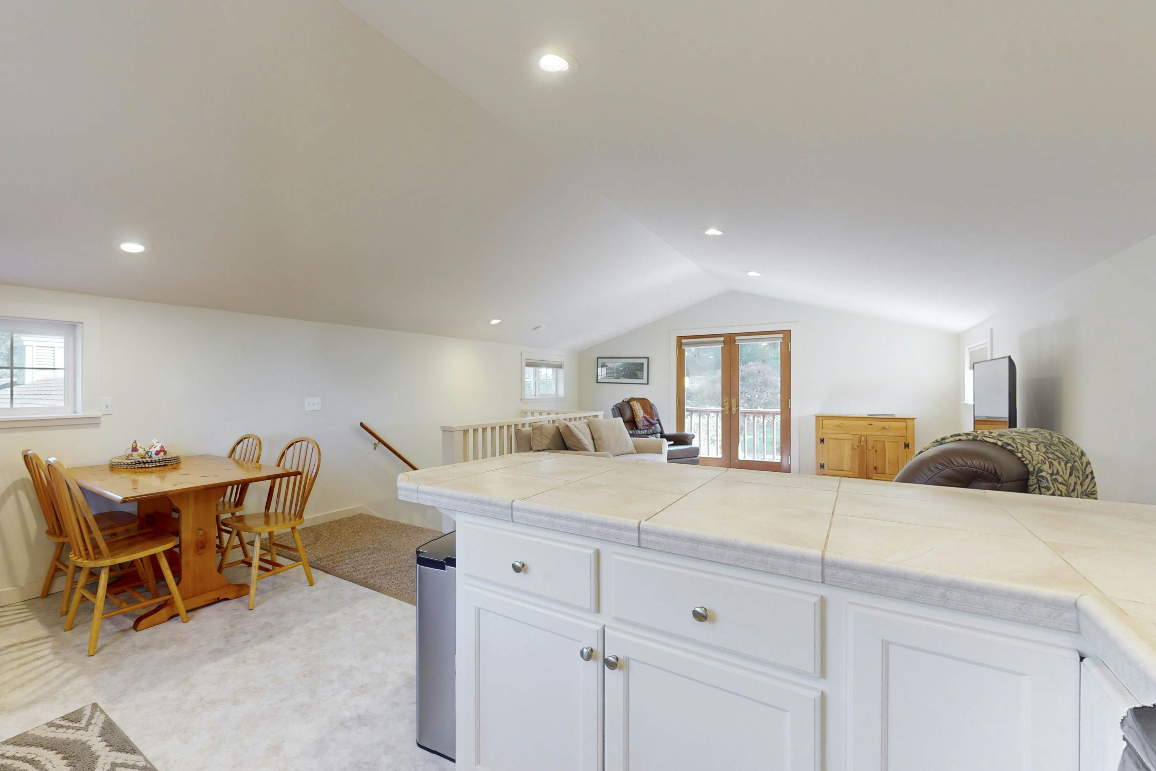 Mendocino Retreat: Hot Tub & 2 Kitchens