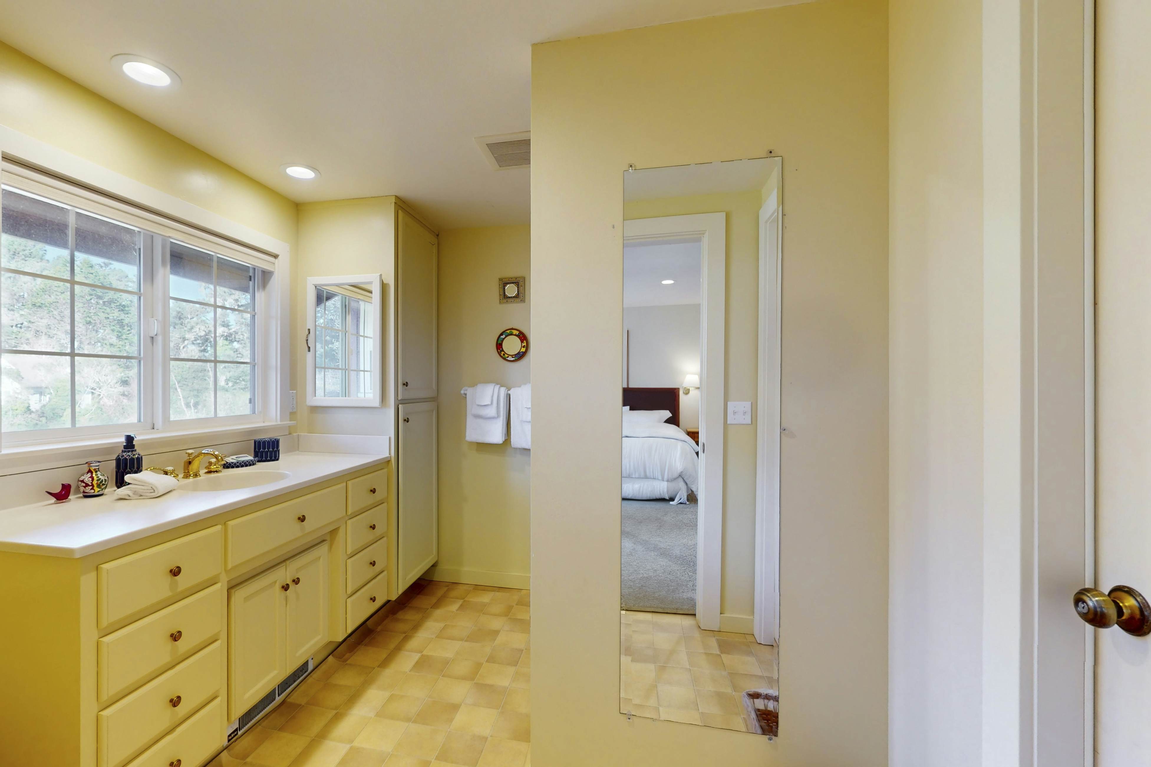 Mendocino Retreat: Hot Tub & 2 Kitchens