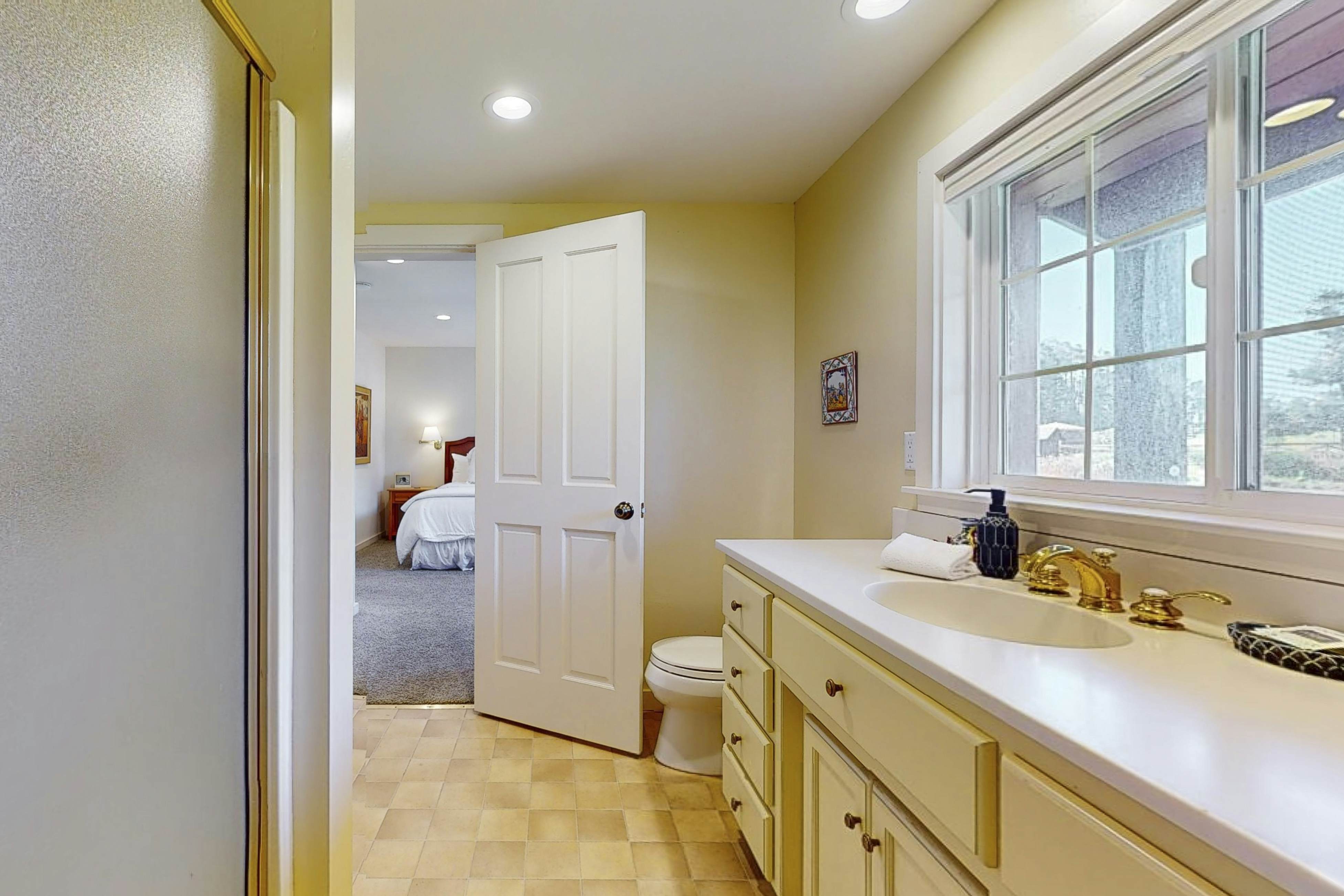 Mendocino Retreat: Hot Tub & 2 Kitchens