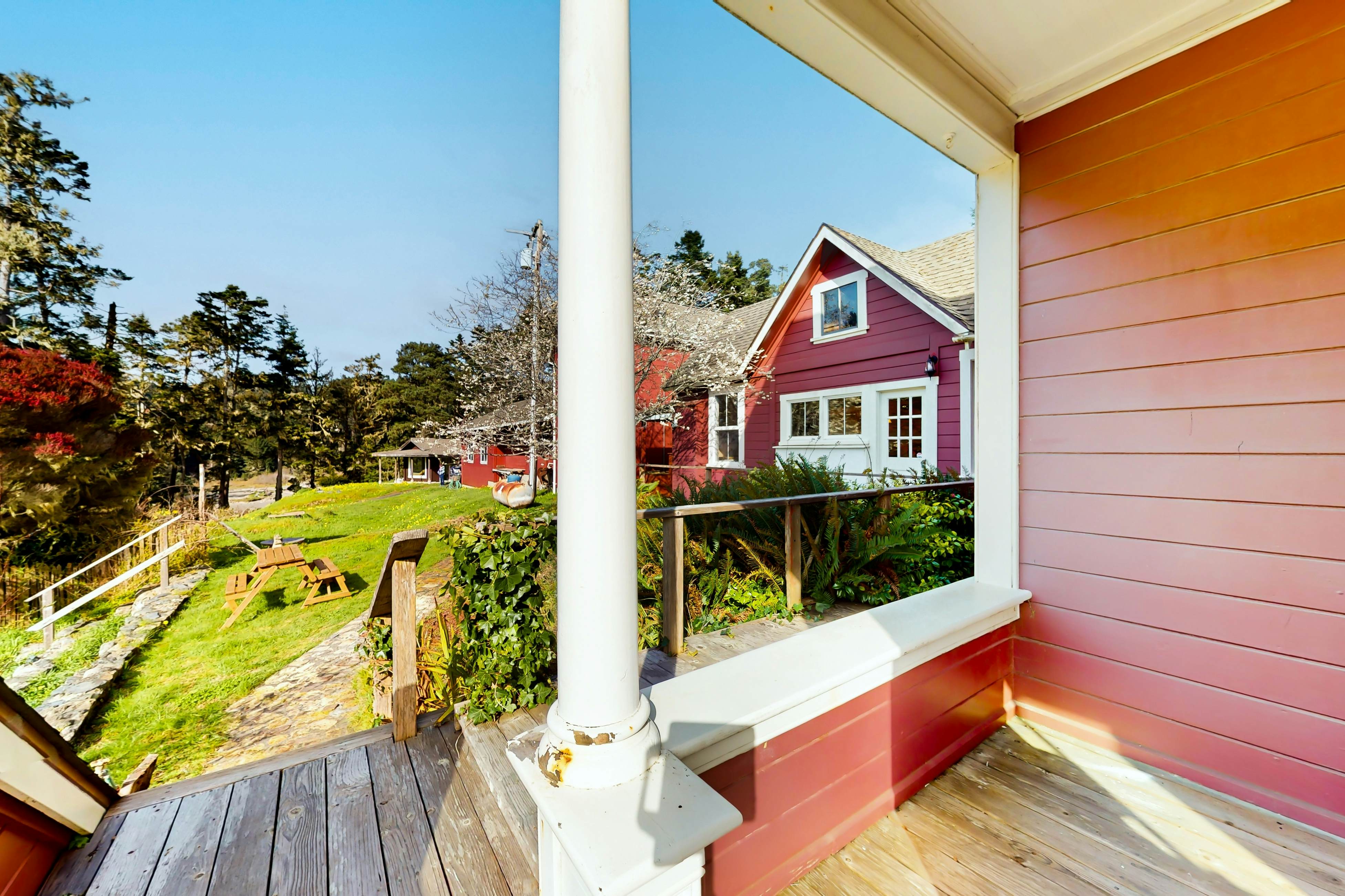 Mendocino Retreat: Hot Tub & 2 Kitchens