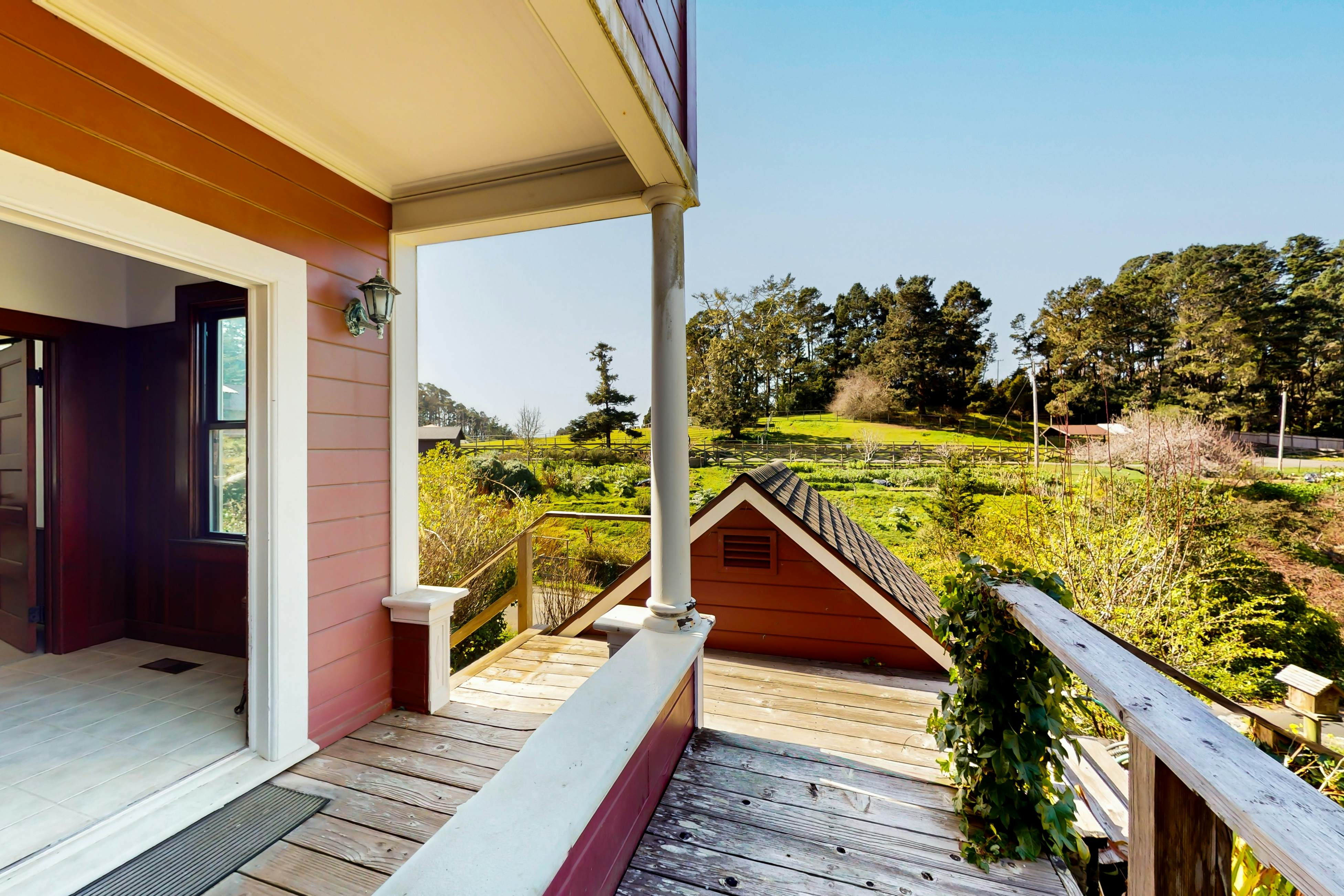 Mendocino Retreat: Hot Tub & 2 Kitchens