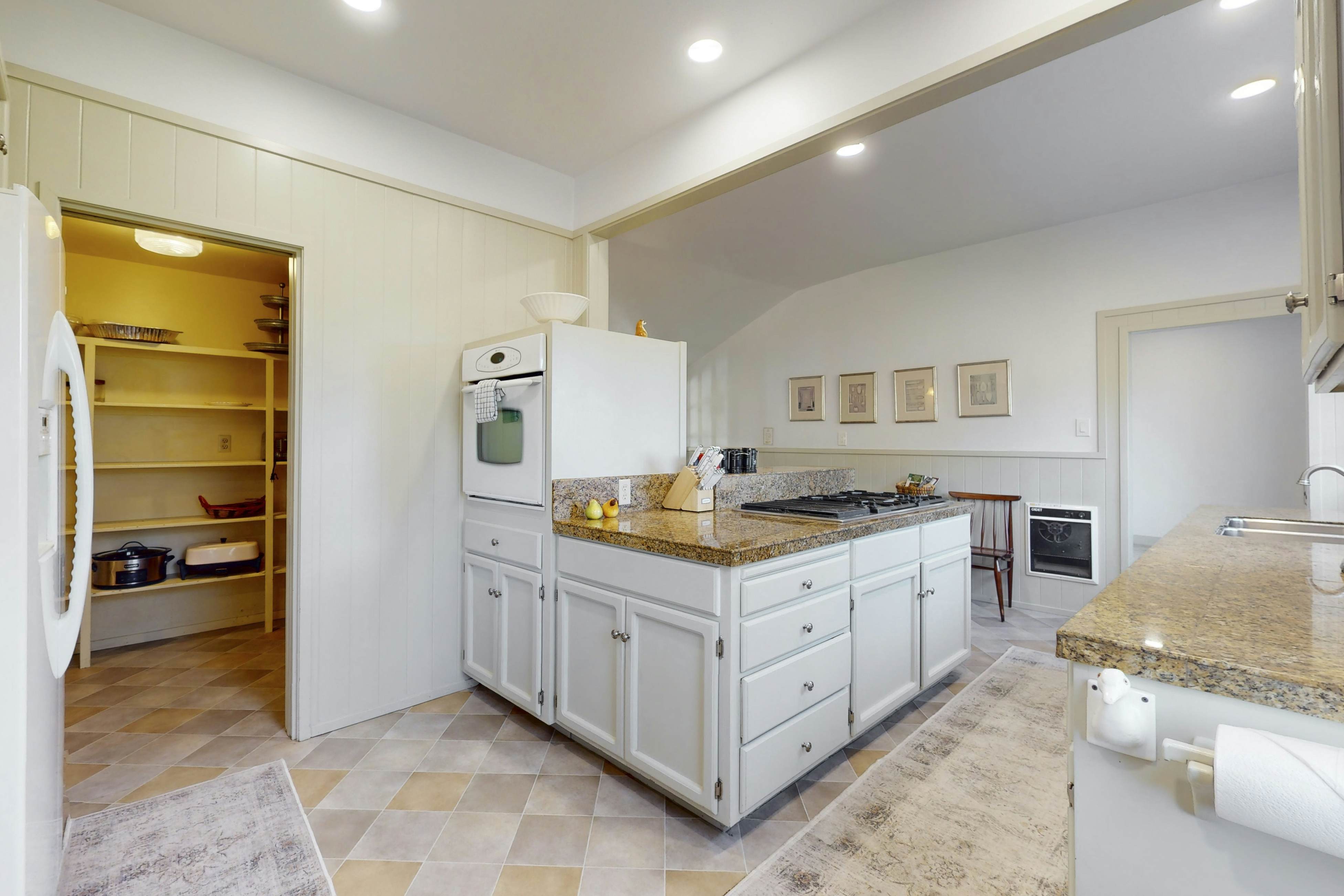 Mendocino Lodge with Hot Tub and Fireplace