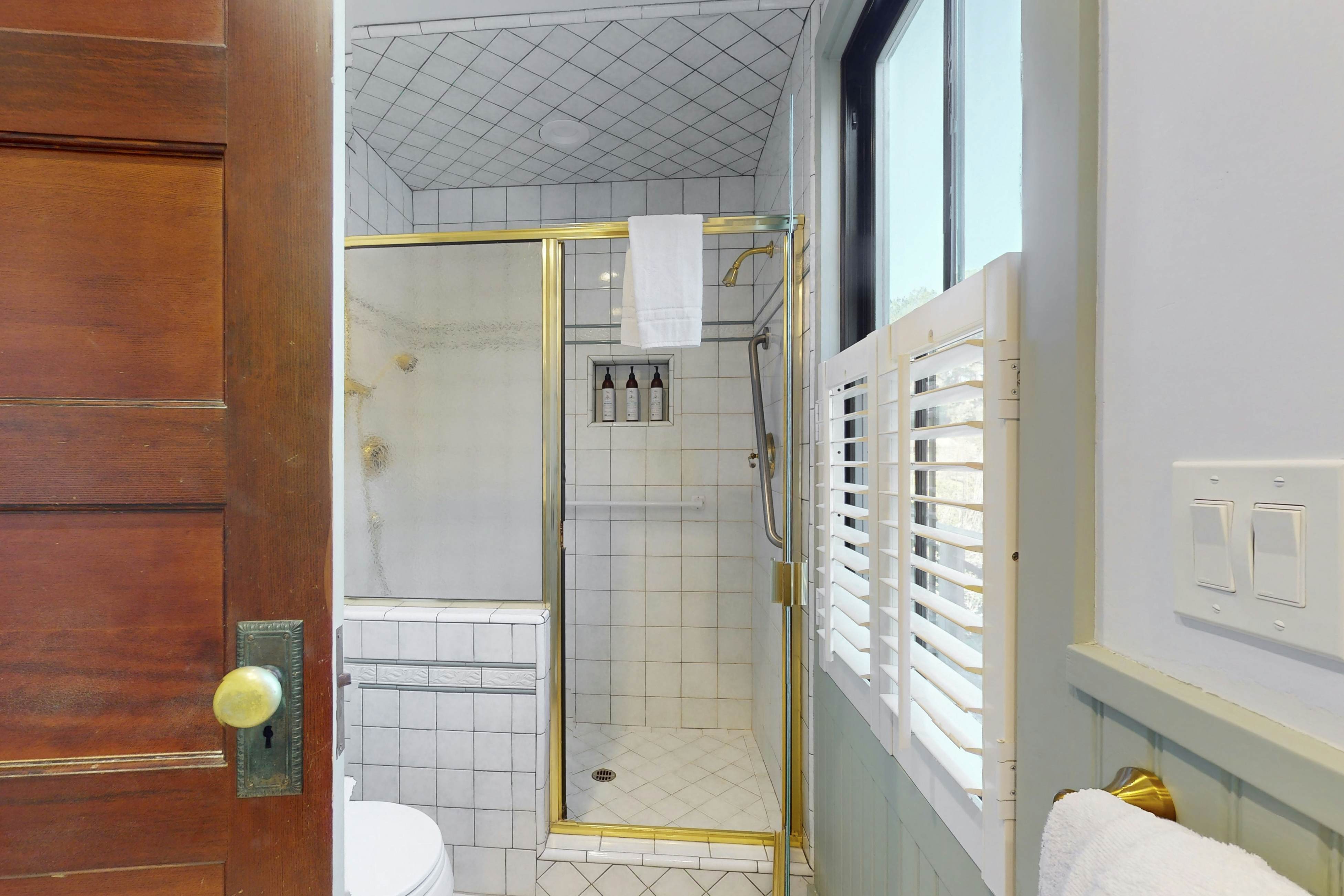 Mendocino Lodge with Hot Tub and Fireplace