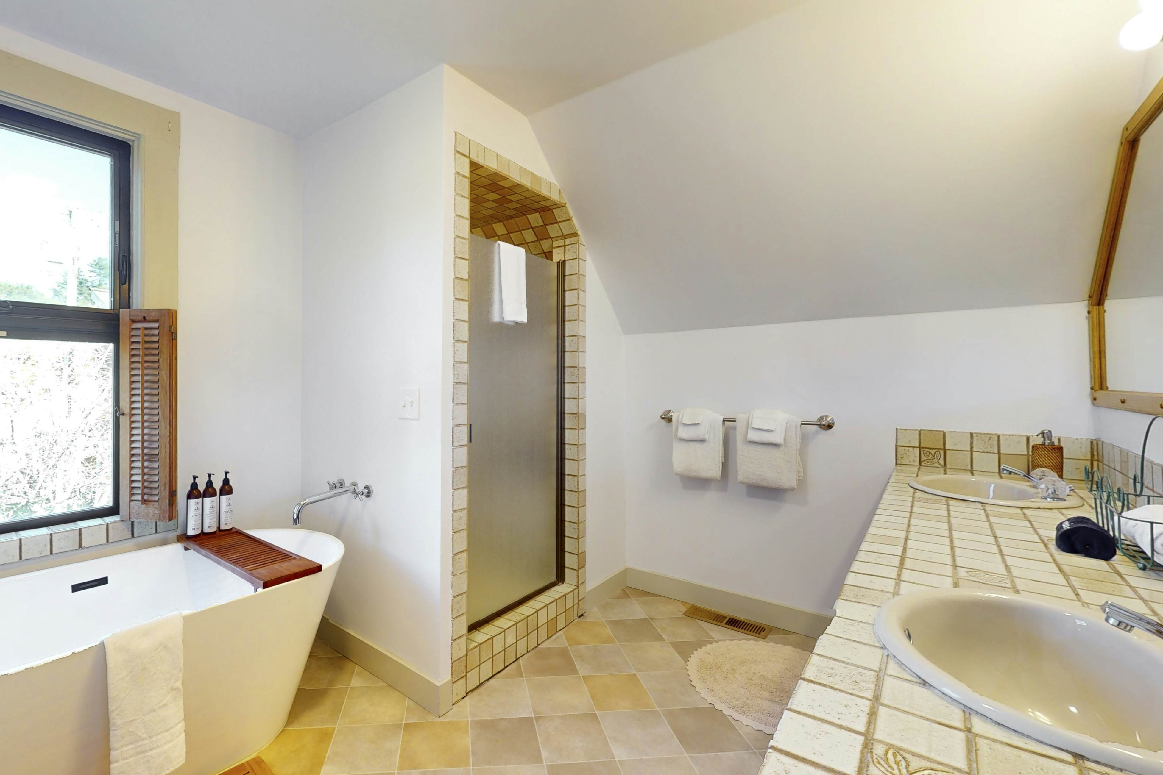 Mendocino Lodge with Hot Tub and Fireplace