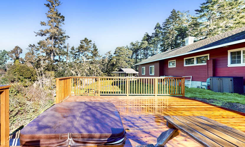 Mendocino Lodge with Hot Tub and Fireplace