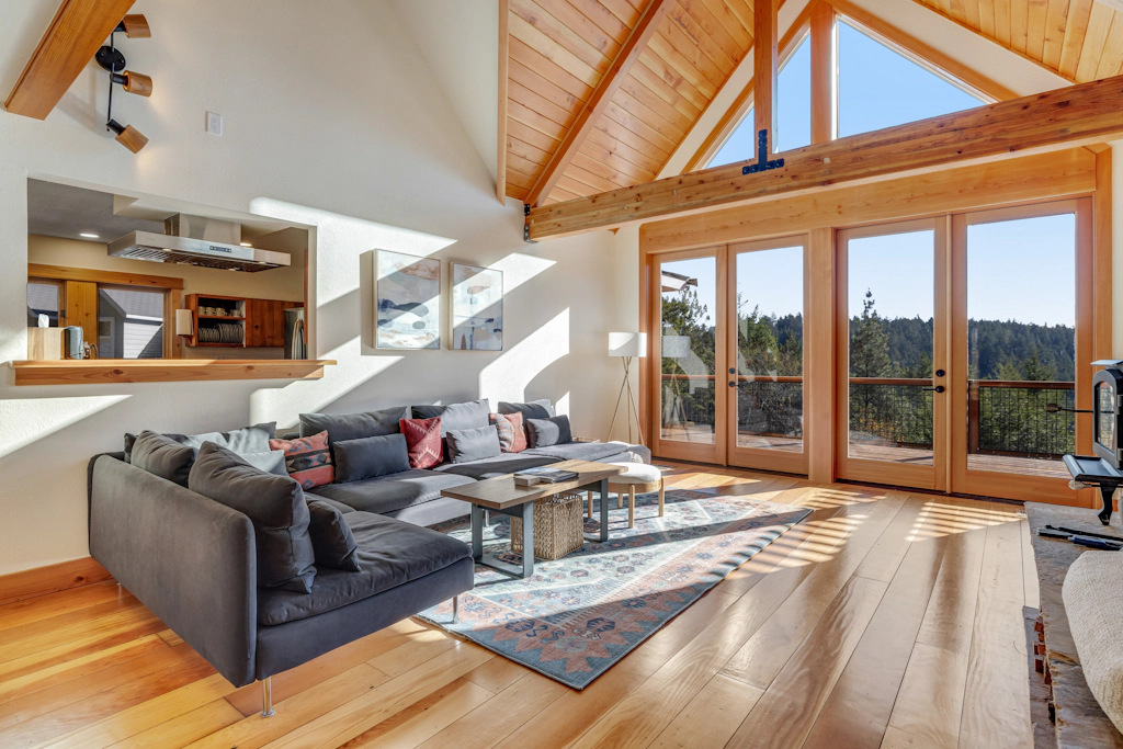 Expansive retreat with ridge top views & hot tub