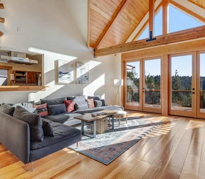 Expansive retreat with ridge top views & hot tub
