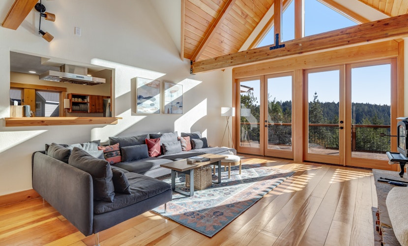 Expansive retreat with ridge top views & hot tub