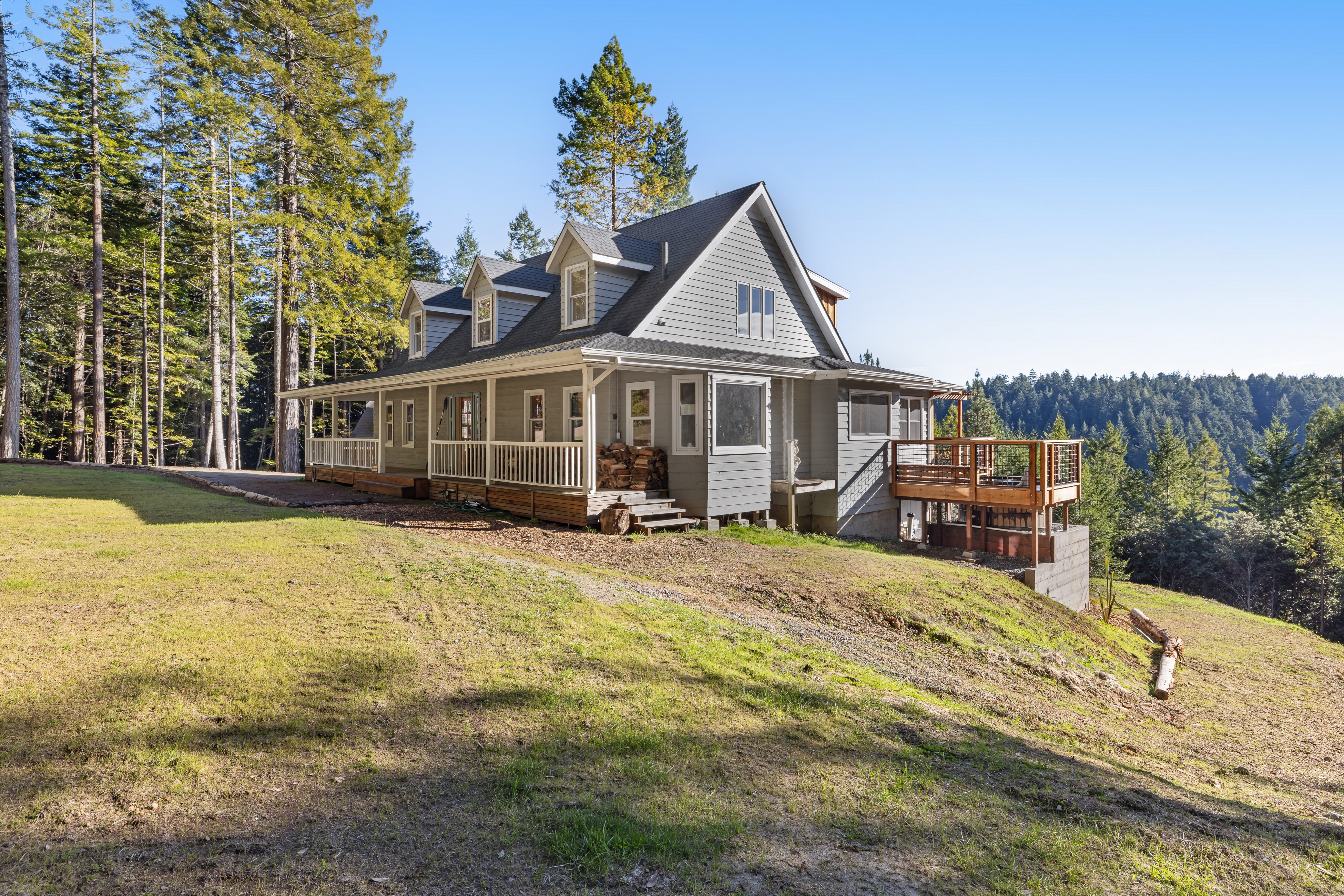 Expansive retreat with ridge top views & hot tub