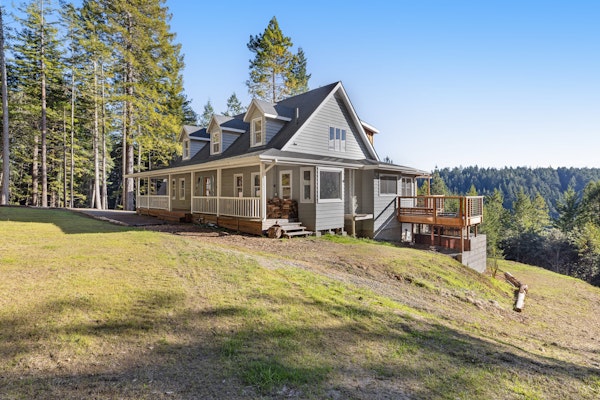 Expansive retreat with ridge top views & hot tub