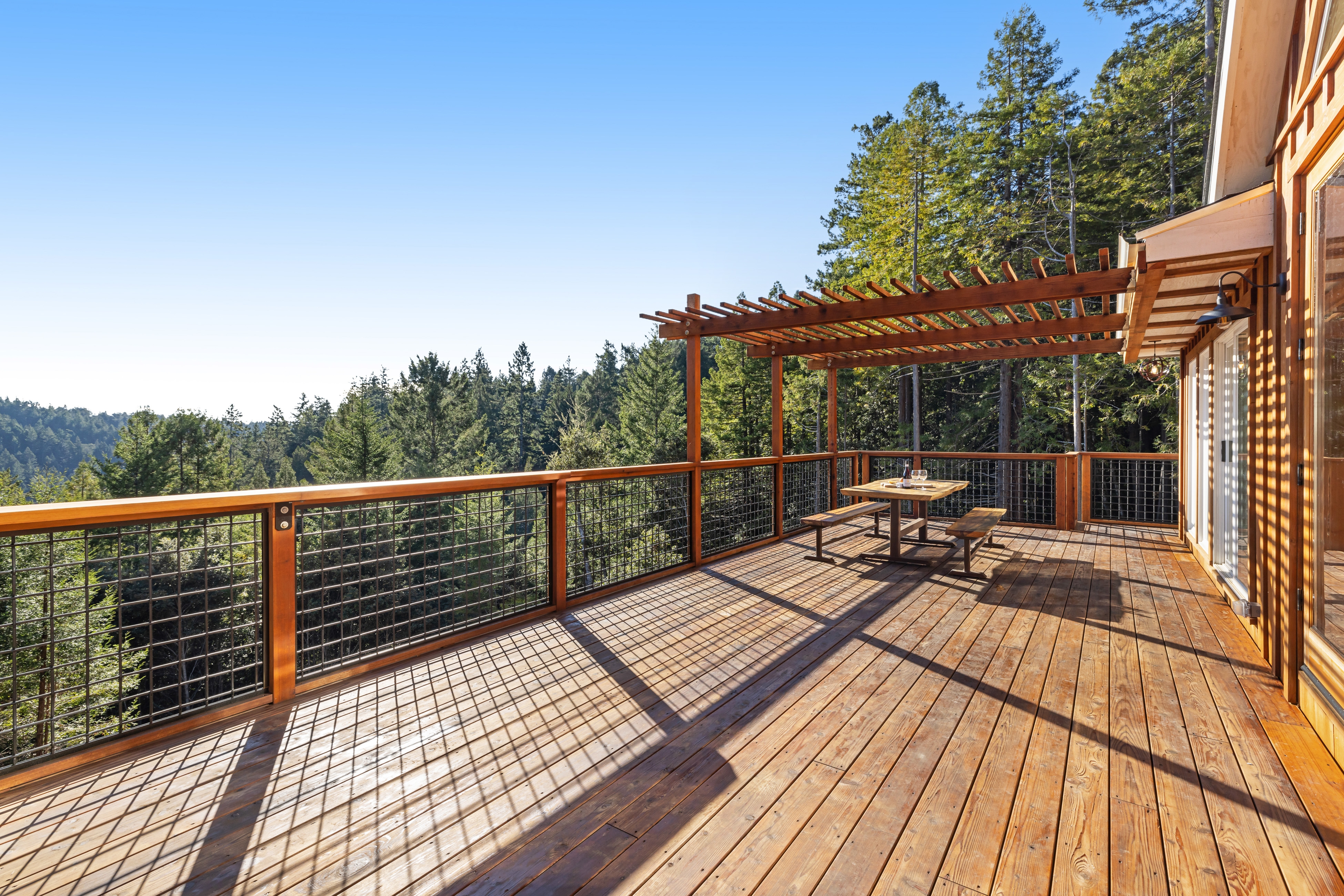 Expansive retreat with ridge top views & hot tub