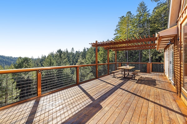 Expansive retreat with ridge top views & hot tub
