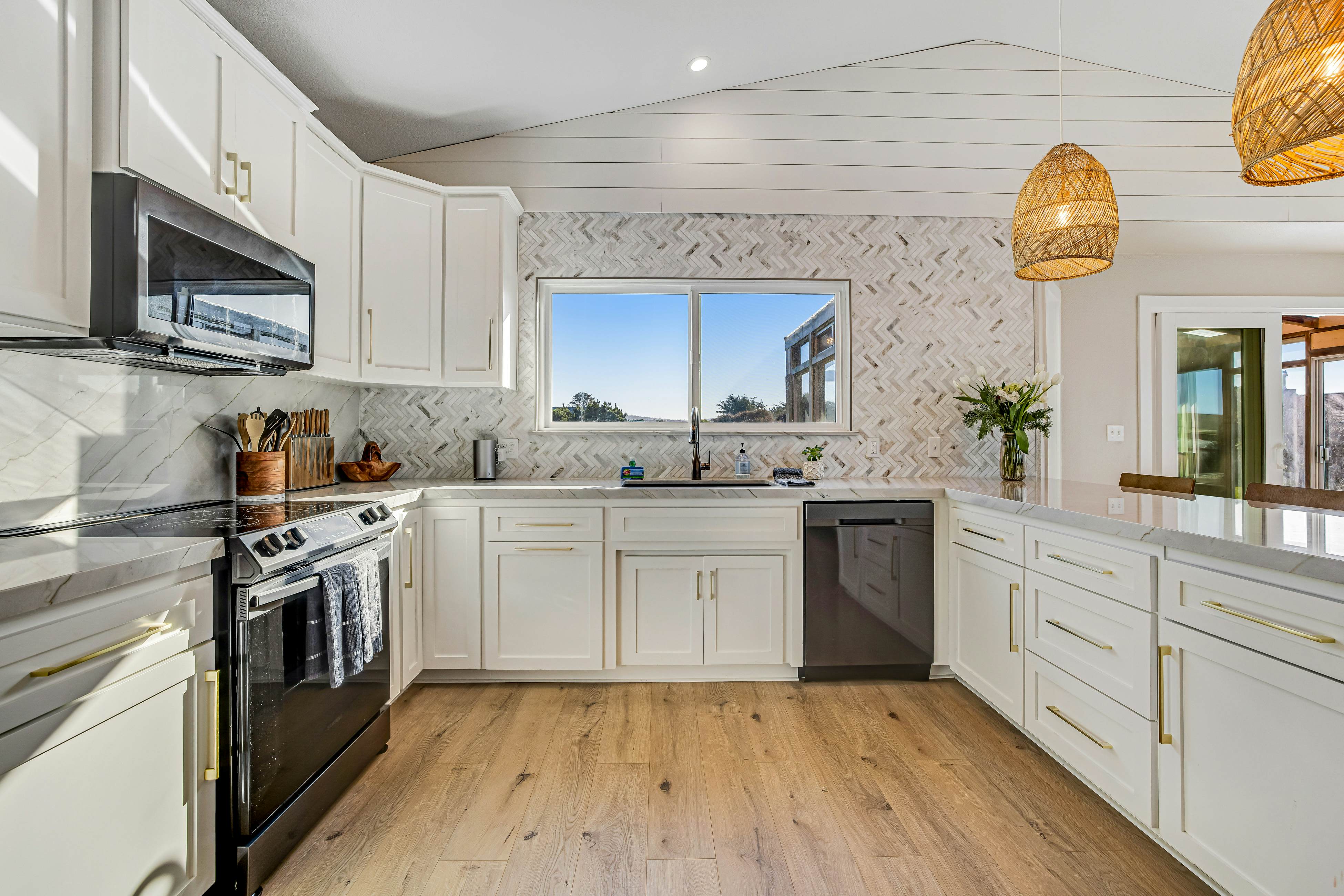 Stylish House with Ocean Views, Hot Tub, Game Room