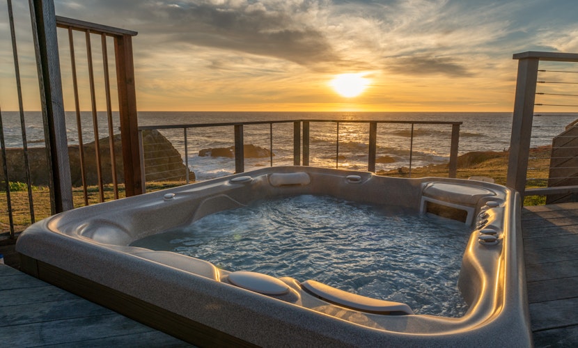 Spectacular Oceanfront Studio with Hot Tub & Loft