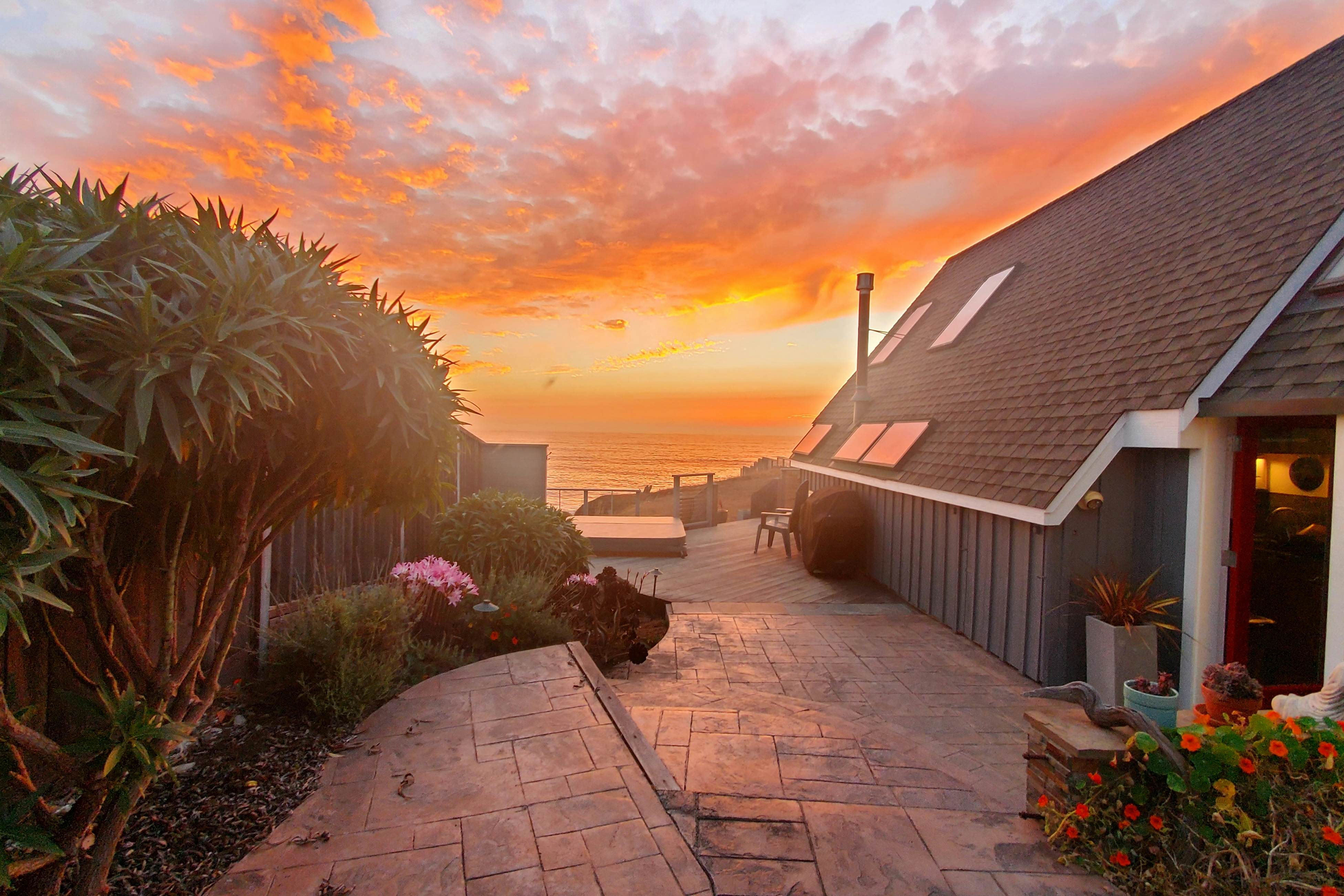 Spectacular Oceanfront Studio with Hot Tub & Loft