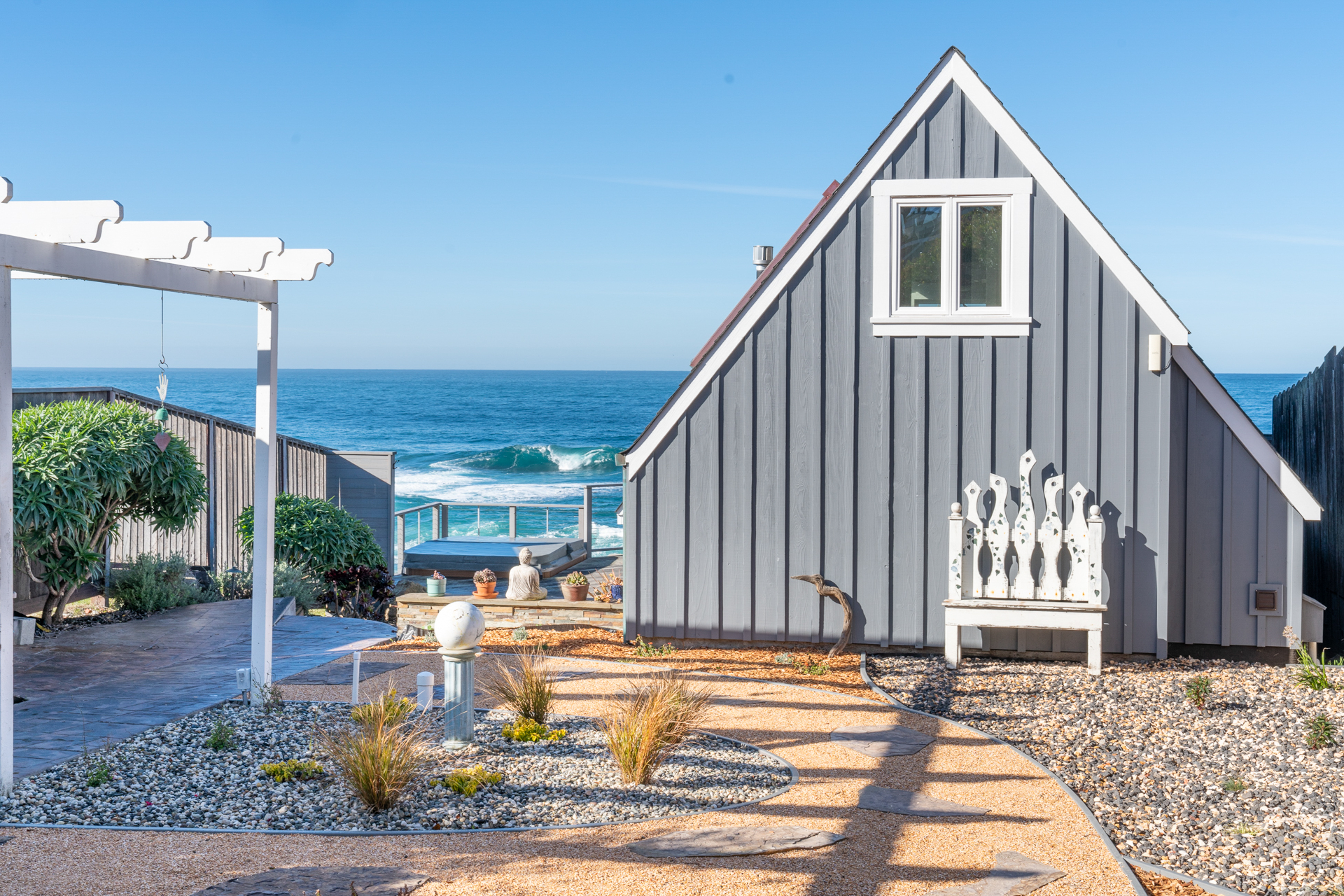 Spectacular Oceanfront Studio with Hot Tub & Loft