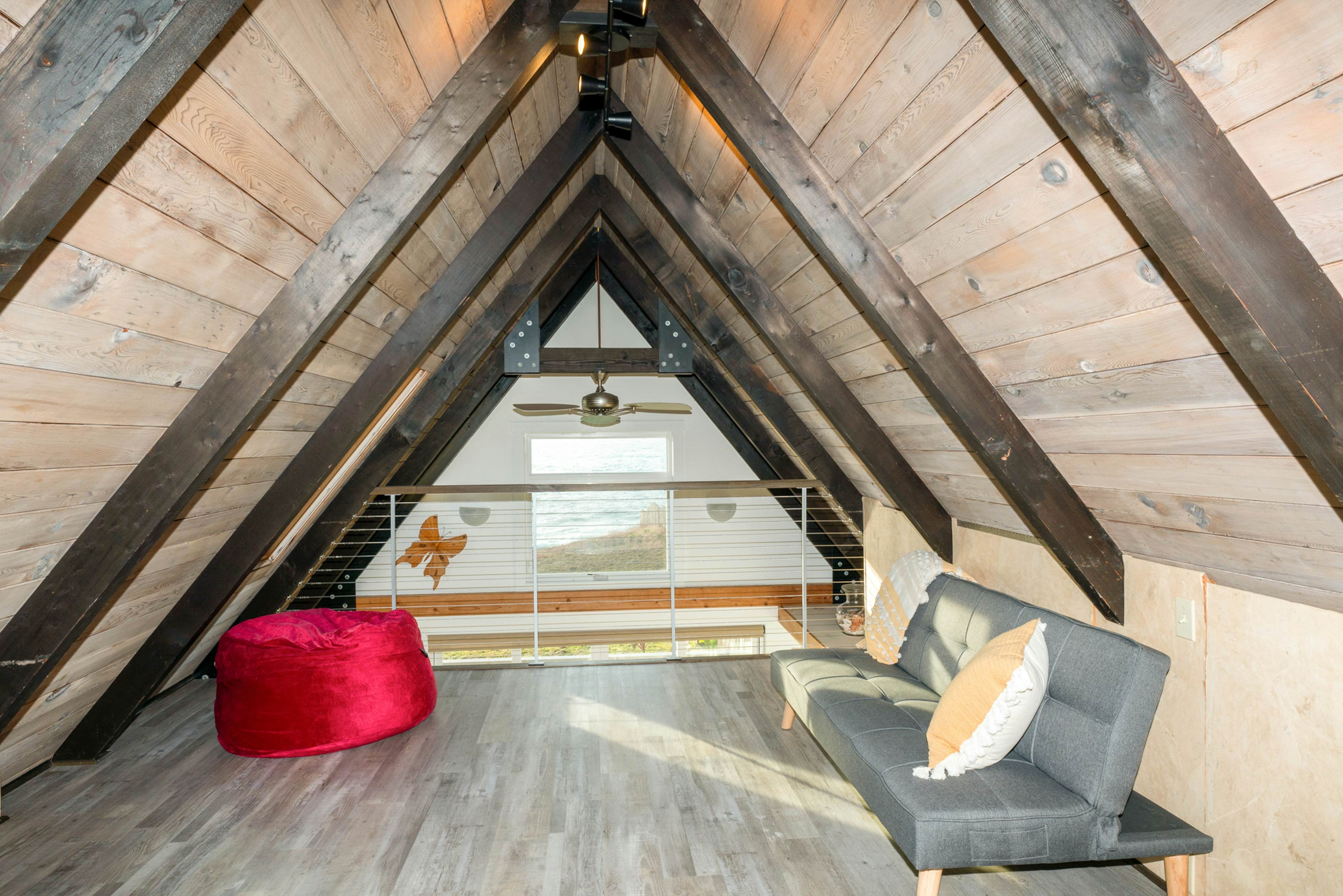 Spectacular Oceanfront Studio with Hot Tub & Loft