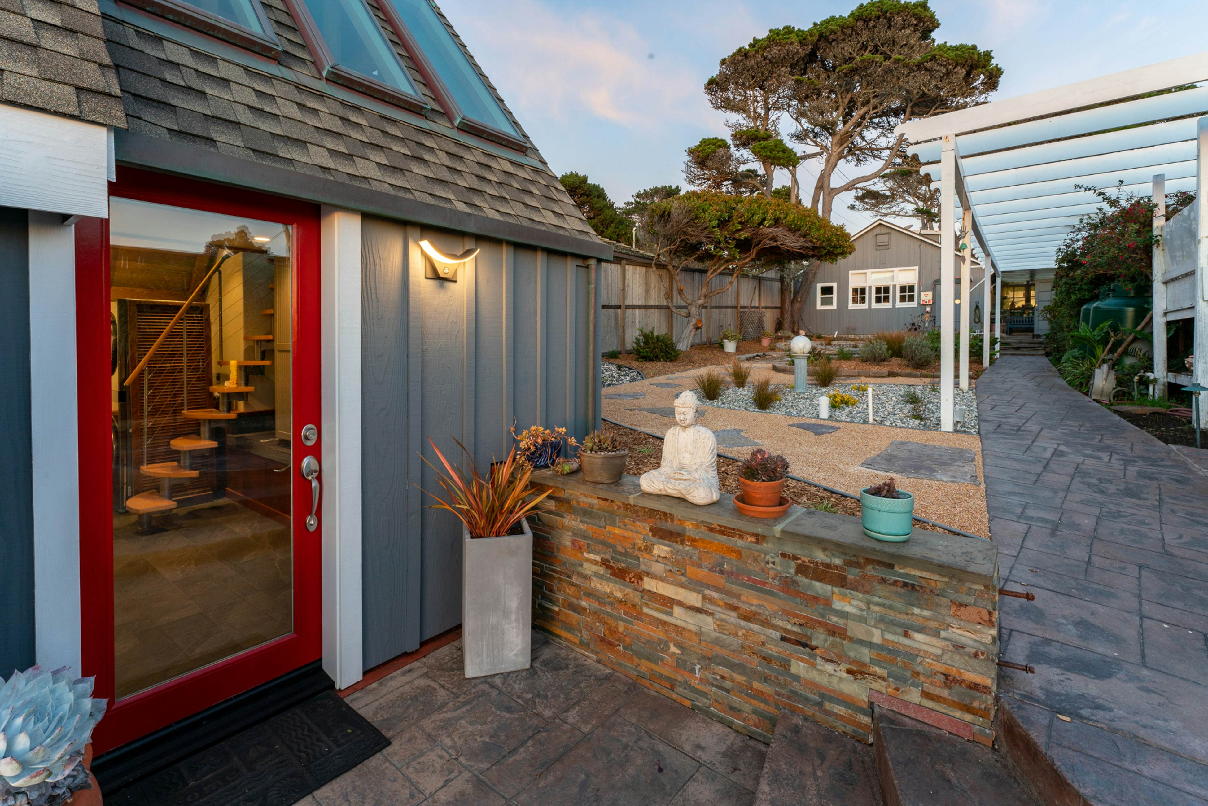 Spectacular Oceanfront Studio with Hot Tub & Loft