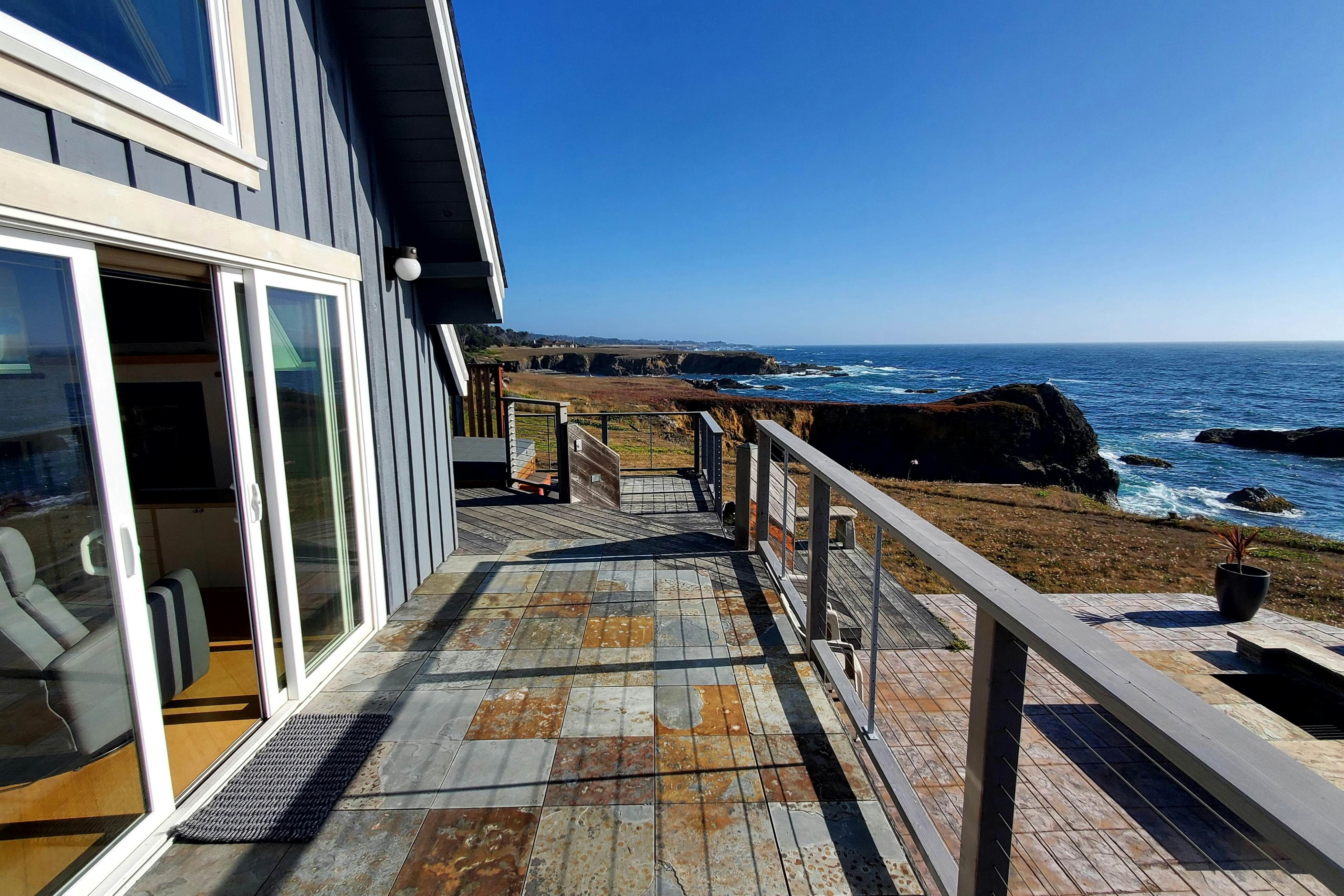 Spectacular Oceanfront Studio with Hot Tub & Loft