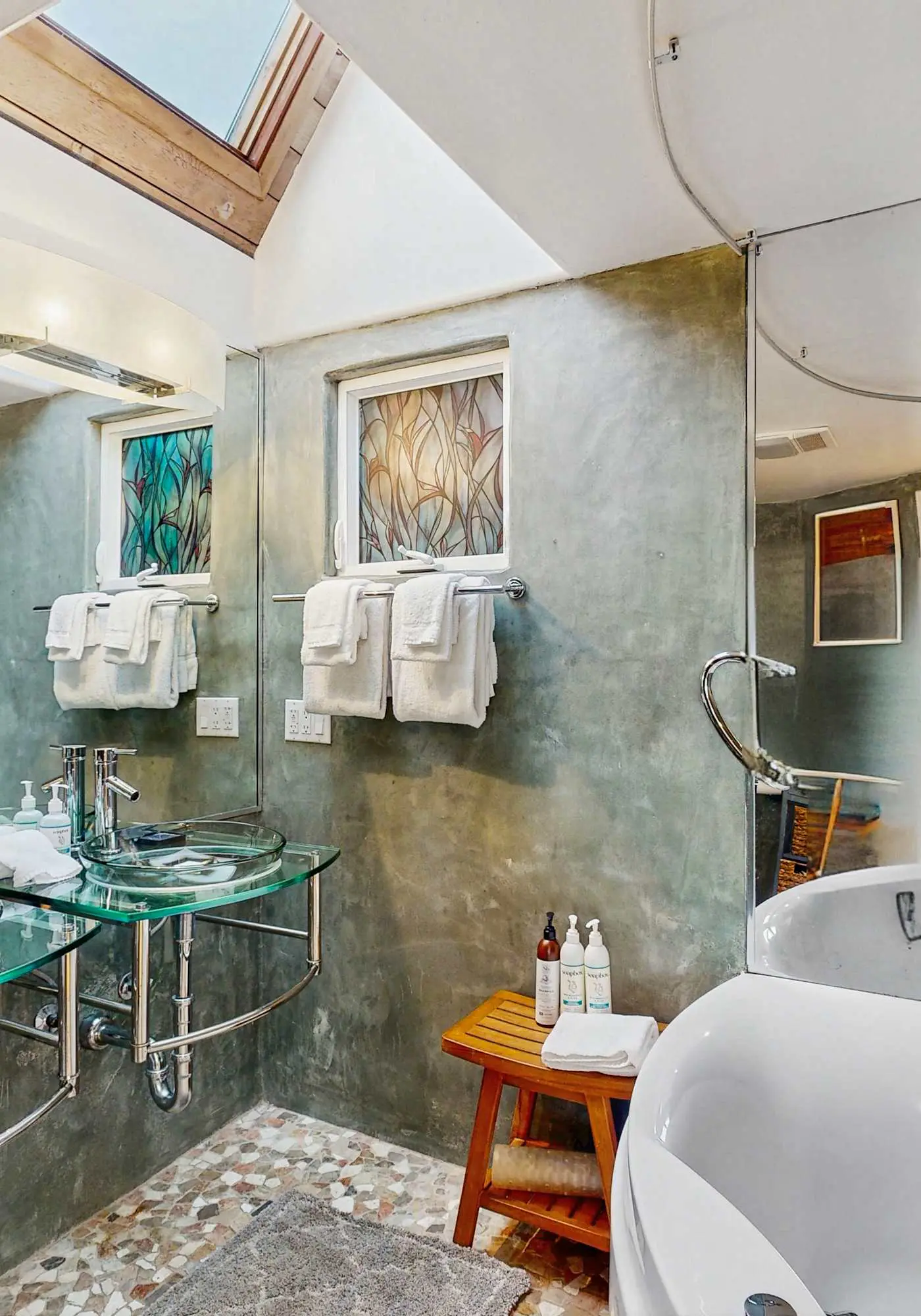 Spectacular Oceanfront Studio with Hot Tub & Loft