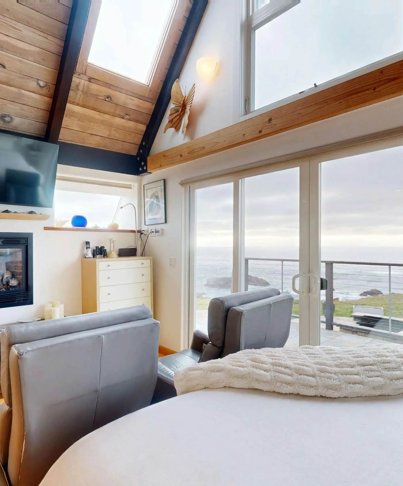 Spectacular Oceanfront Studio with Hot Tub & Loft