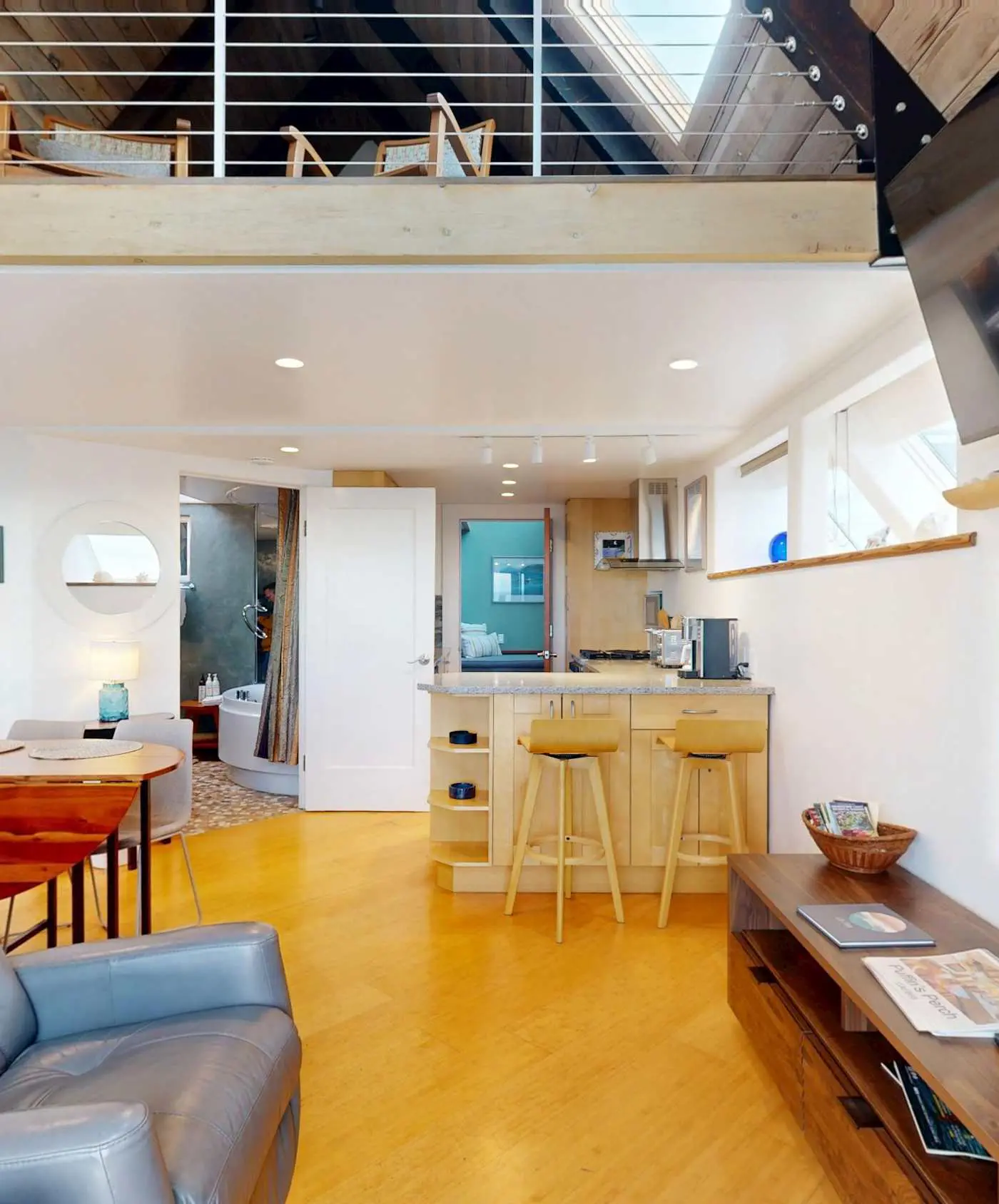 Spectacular Oceanfront Studio with Hot Tub & Loft