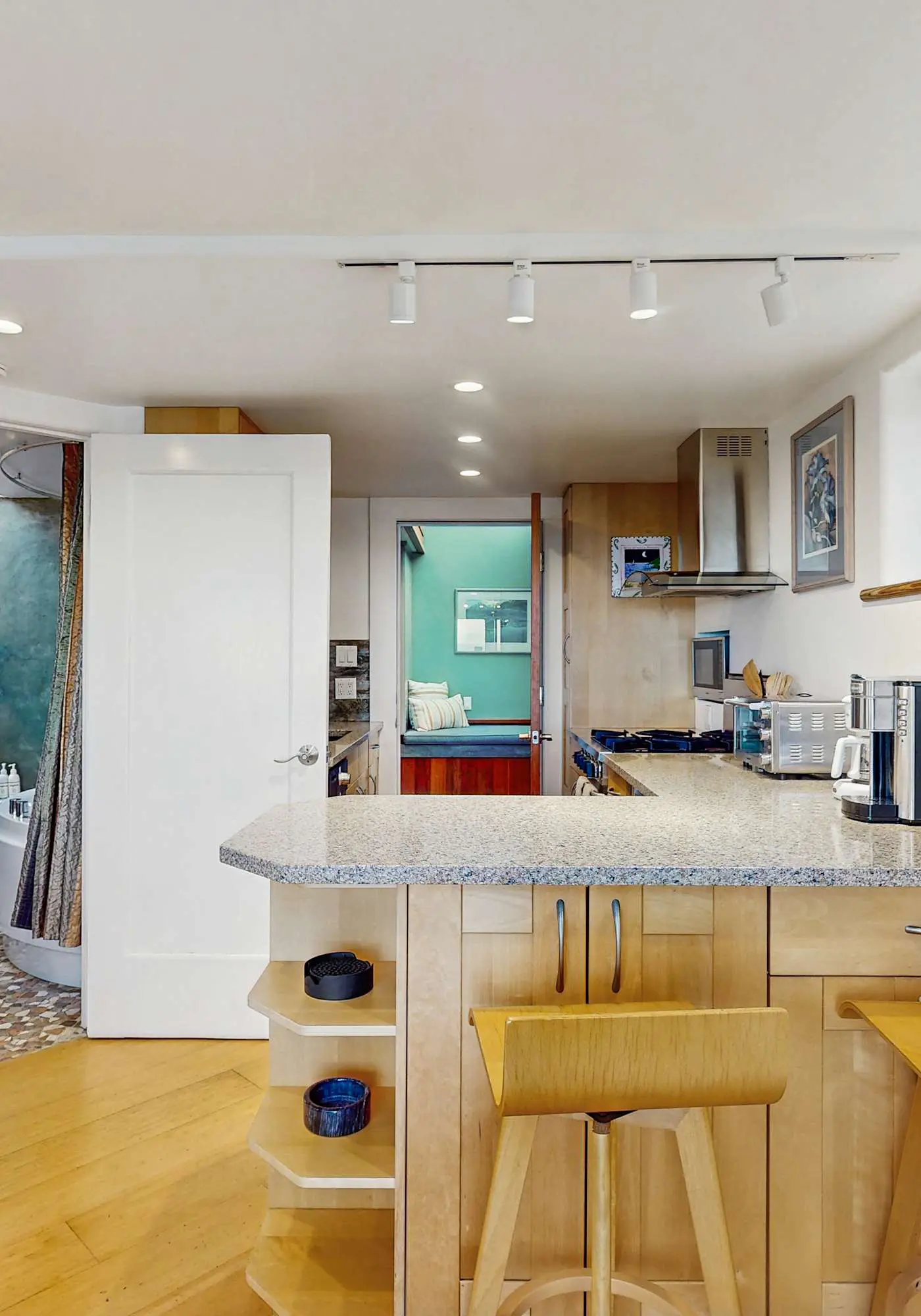 Spectacular Oceanfront Studio with Hot Tub & Loft