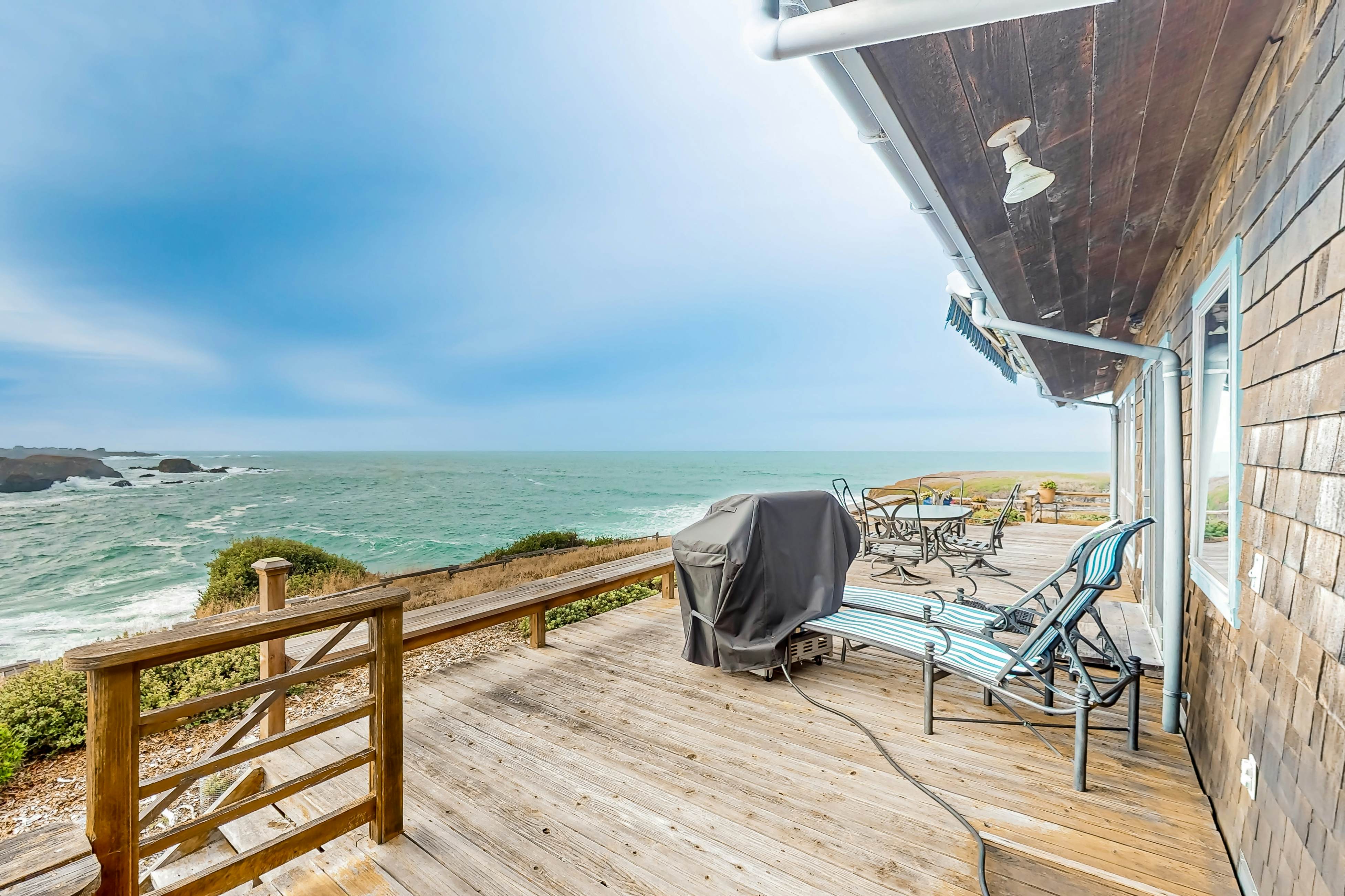Oceanfront Haven: Beach Access, Views & Deck