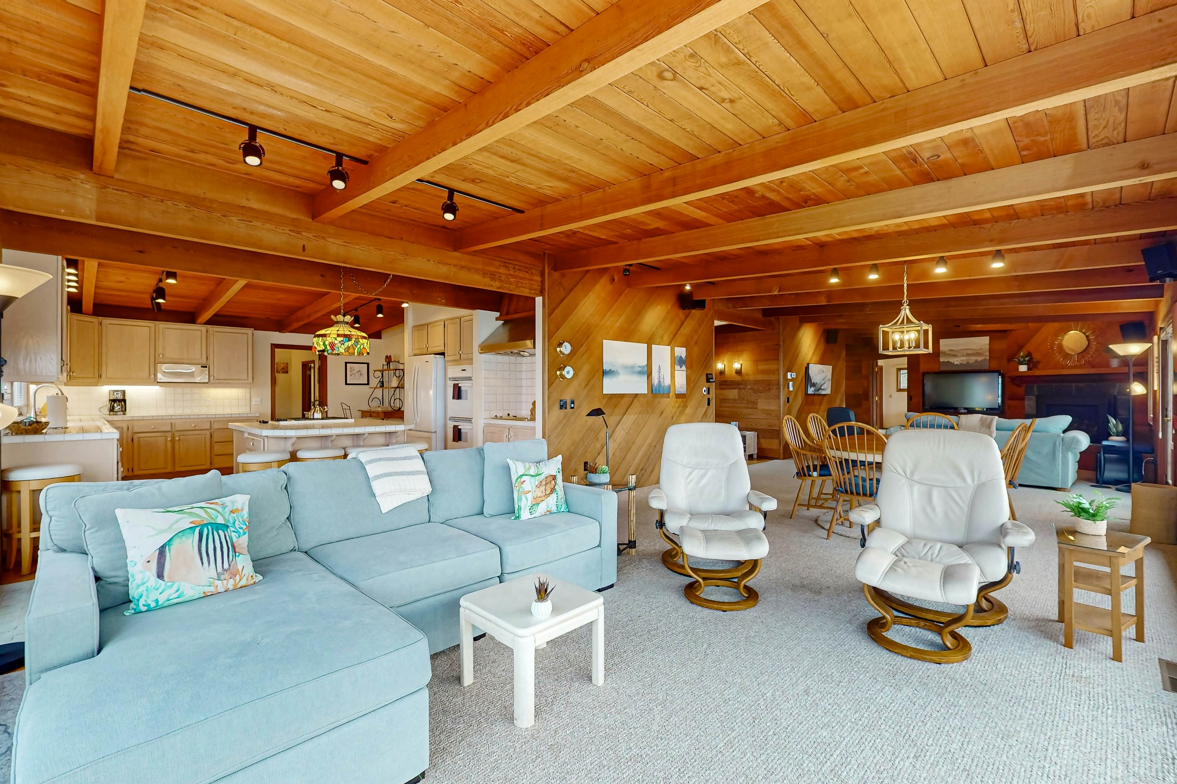 Oceanfront Haven: Beach Access, Views & Deck