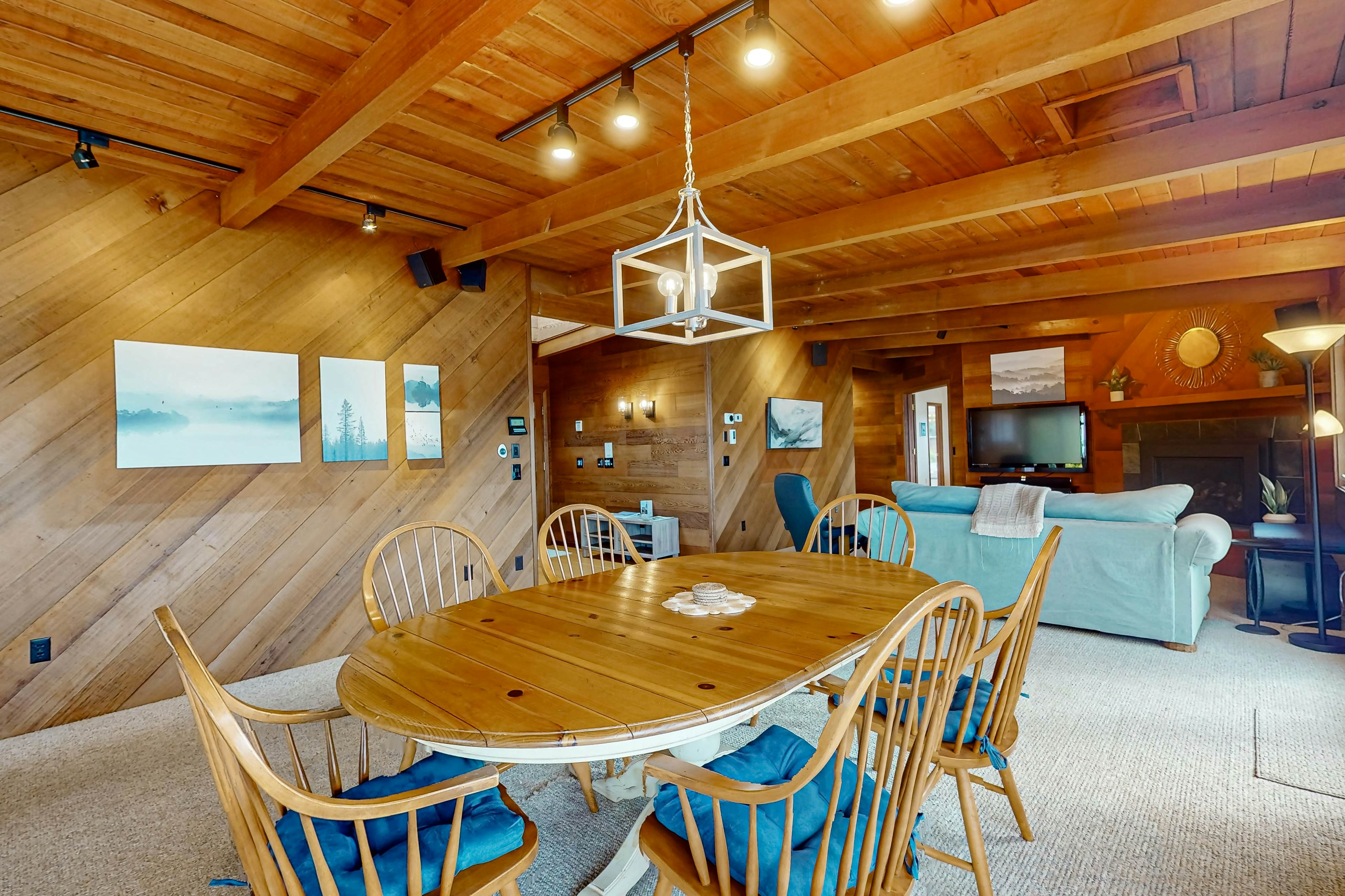 Oceanfront Haven: Beach Access, Views & Deck